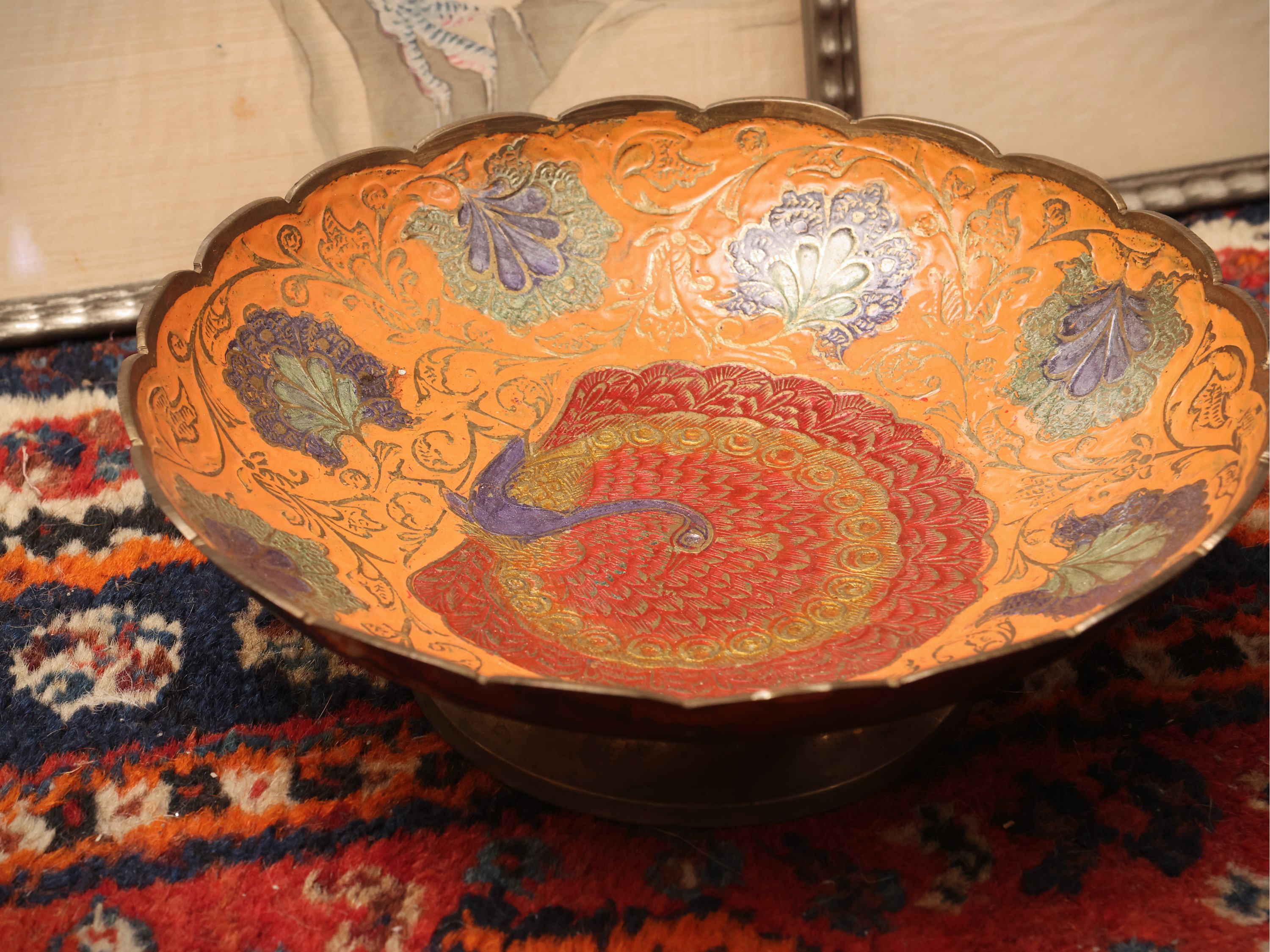Curiosità orientali, pannelli tessili dipinti con galli, alzatina in smalti cloisonné e vasi in p...