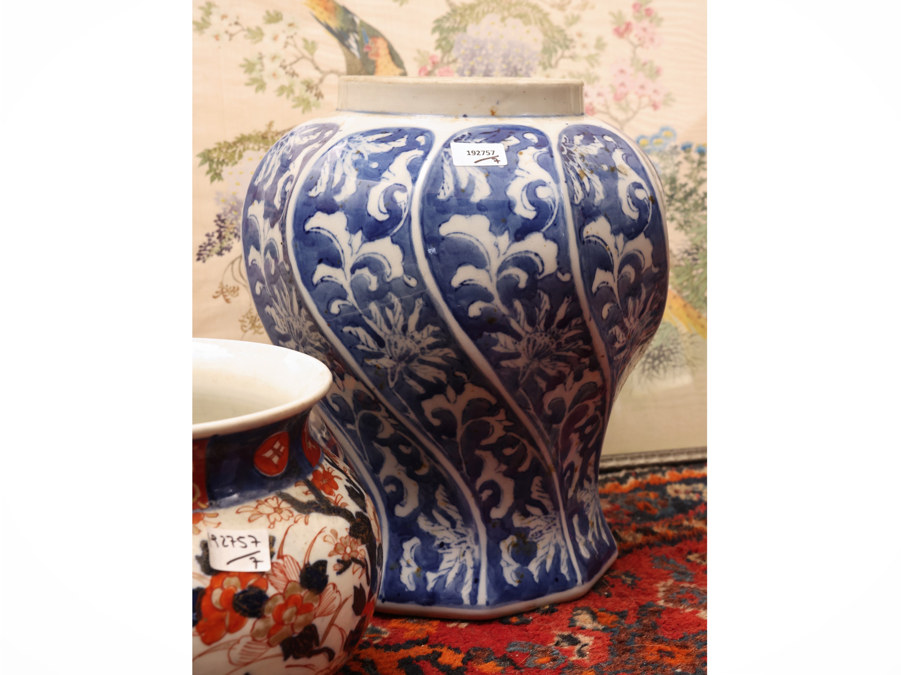 Curiosità orientali, pannelli tessili dipinti con galli, alzatina in smalti cloisonné e vasi in p...