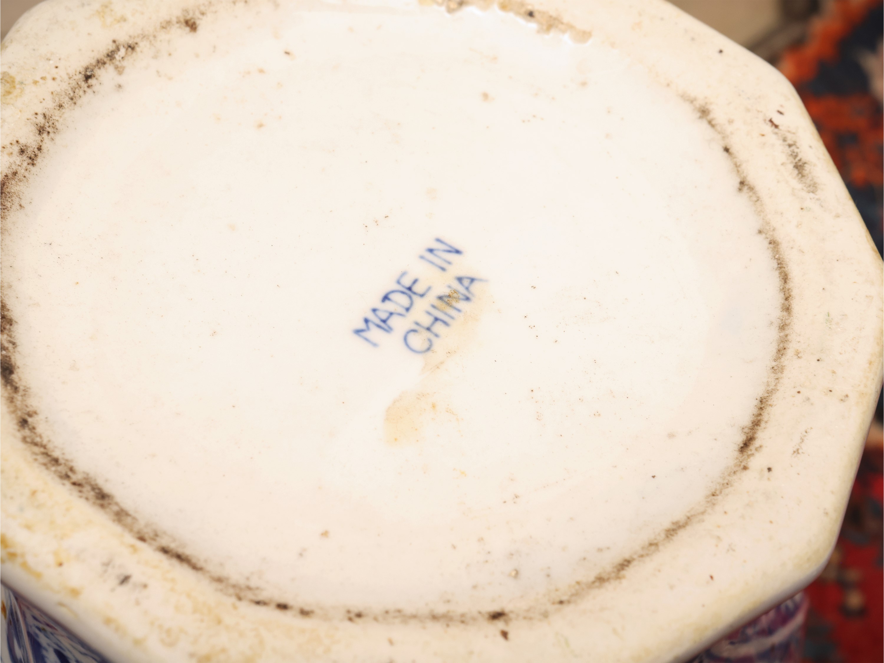Curiosità orientali, pannelli tessili dipinti con galli, alzatina in smalti cloisonné e vasi in p...