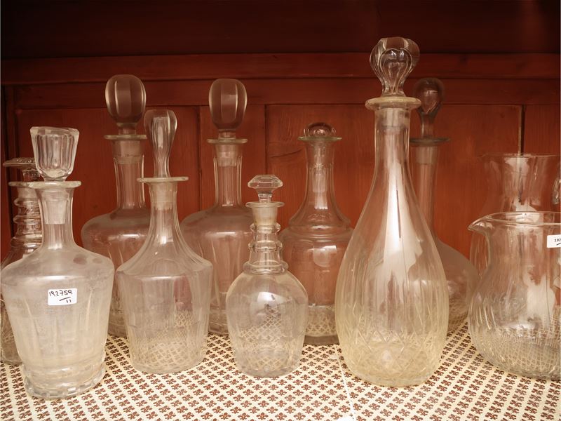 Set di bottiglie da liquore in cristallo molato e caraffe abbinate