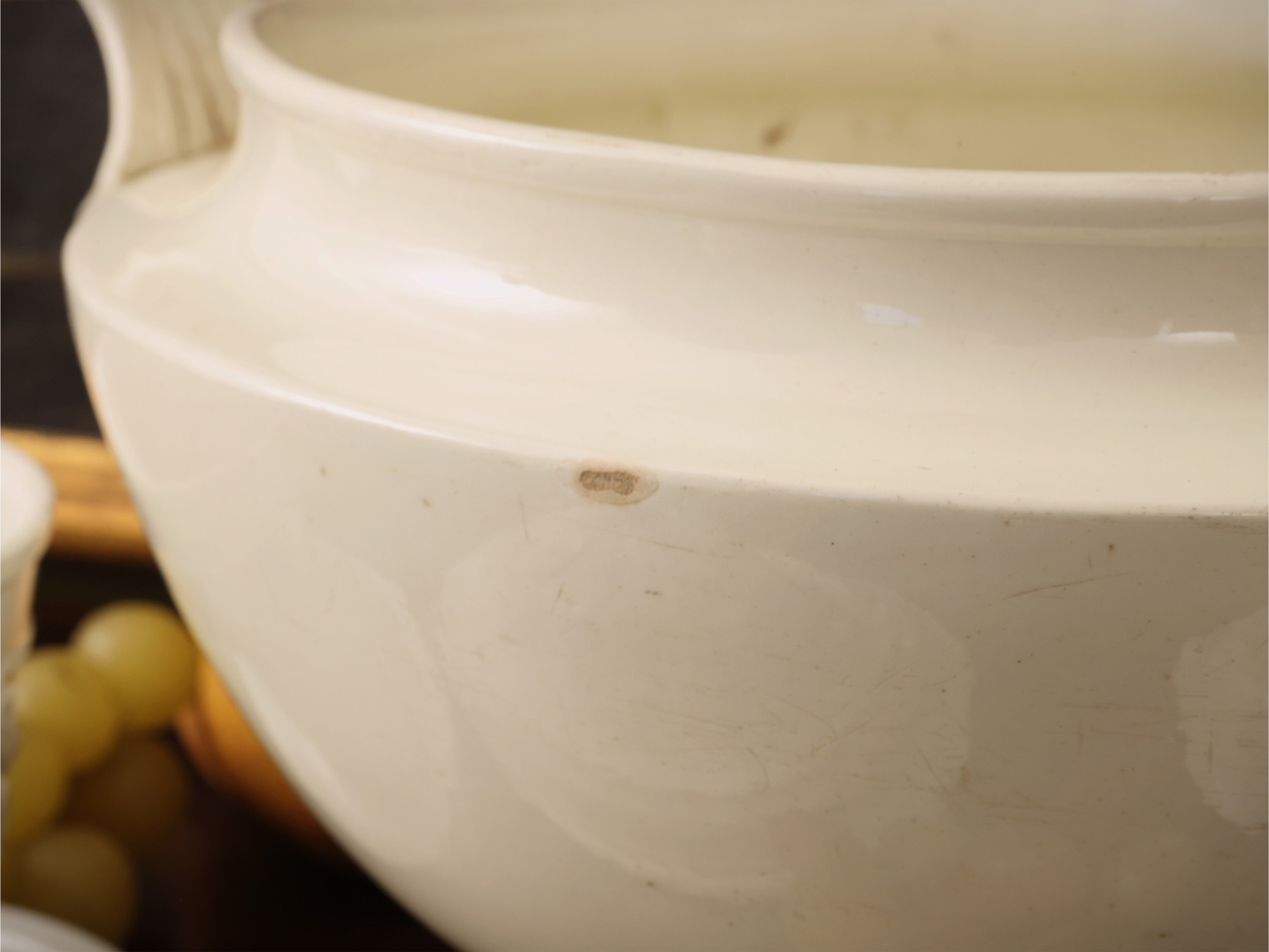 Oggetti d’arredo in porcellana, Zuppiera con prese laterali a ricciolo e due piccoli vasi con sot...