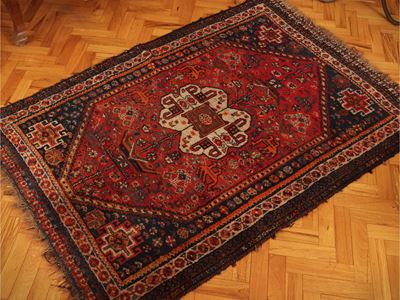 Tappeto persiano di vecchia manifattura, motivi geometrici e floreali stilizzati