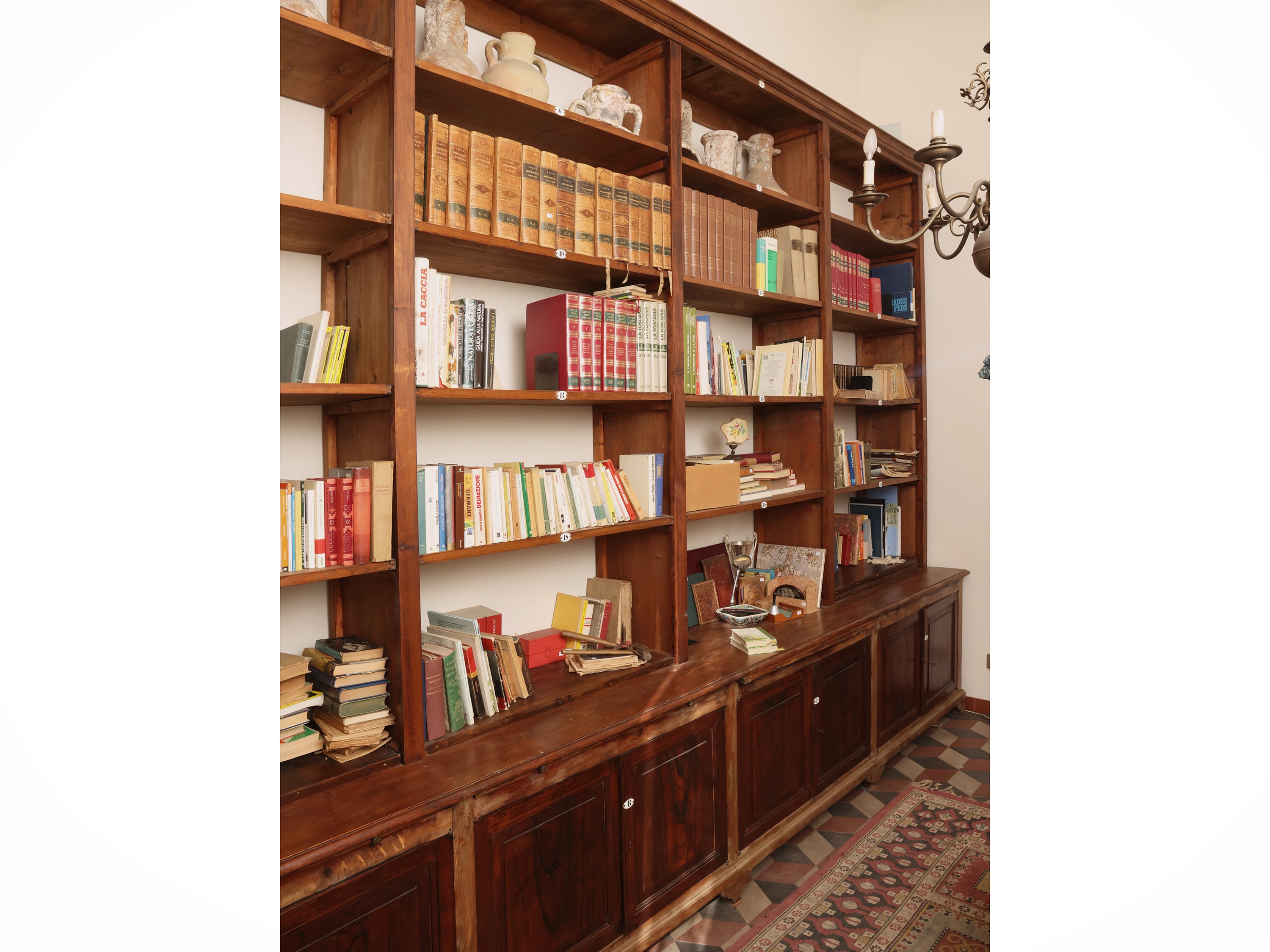 Grande libreria da biblioteca in legno tenero, con vano a giorno superiore e otto sportelli