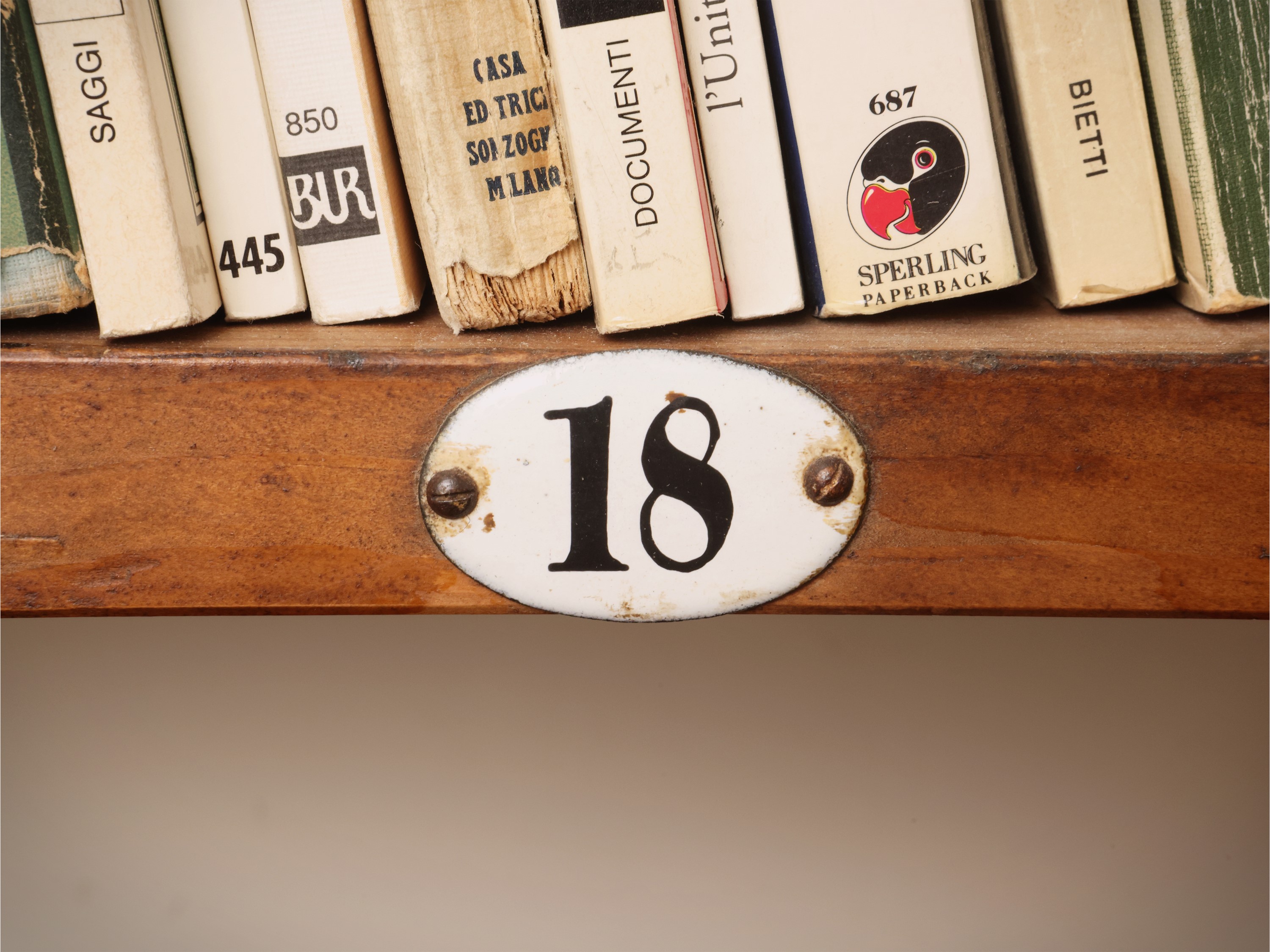 Grande libreria da biblioteca in legno tenero, con vano a giorno superiore e otto sportelli