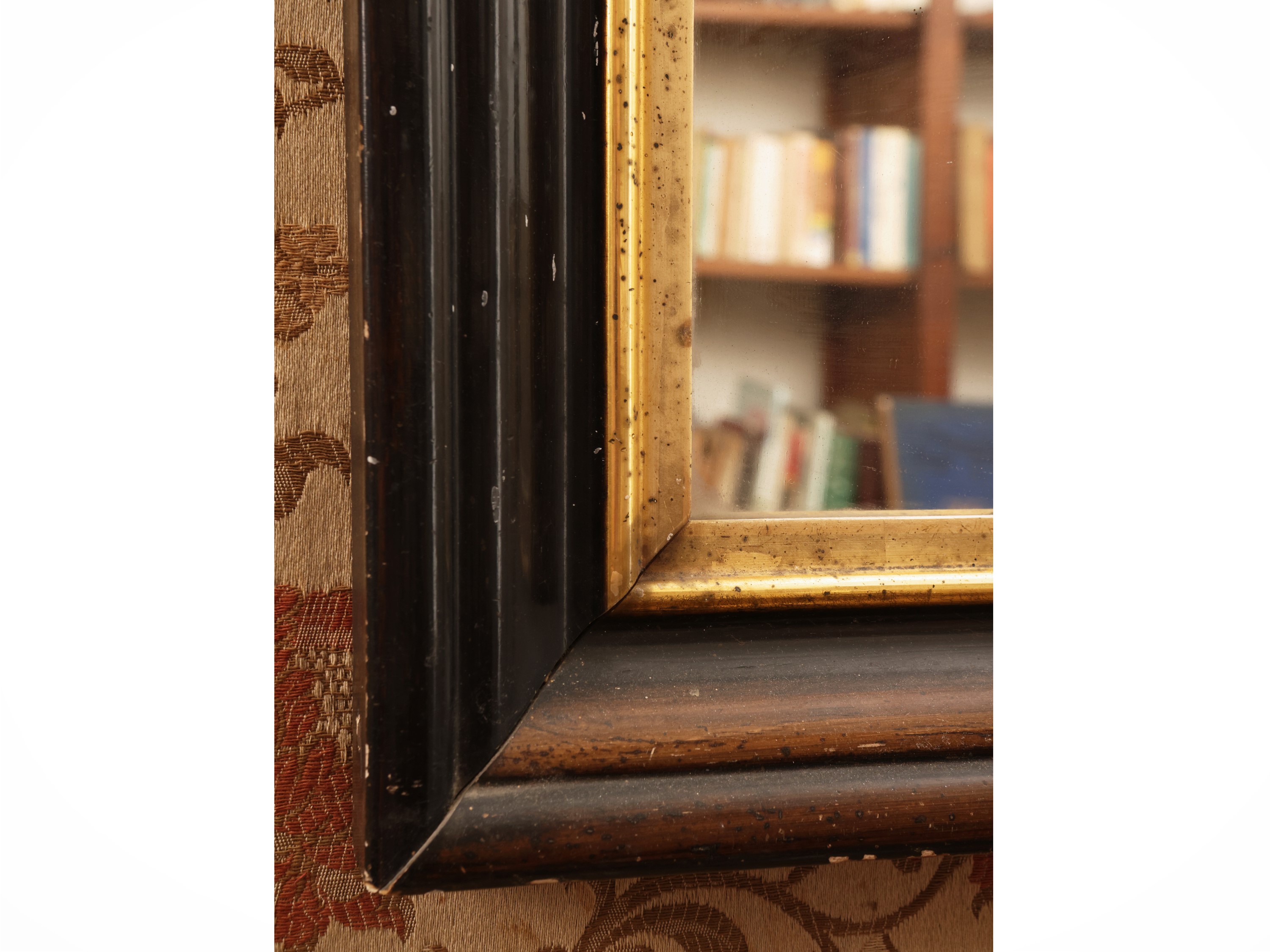 Specchiera, cornice in legno patinato con bordo lumeggiato in oro (XIX secolo)