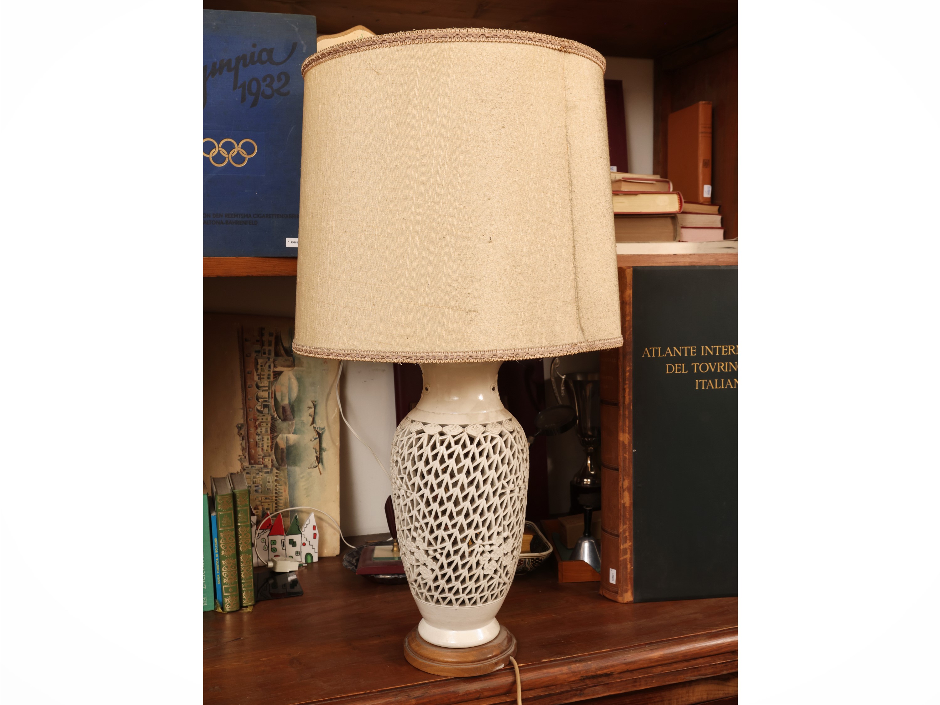 Cina, Vaso in porcellana traforato decorato con albero e fiori di ciliegio, montato a lume (XX se...