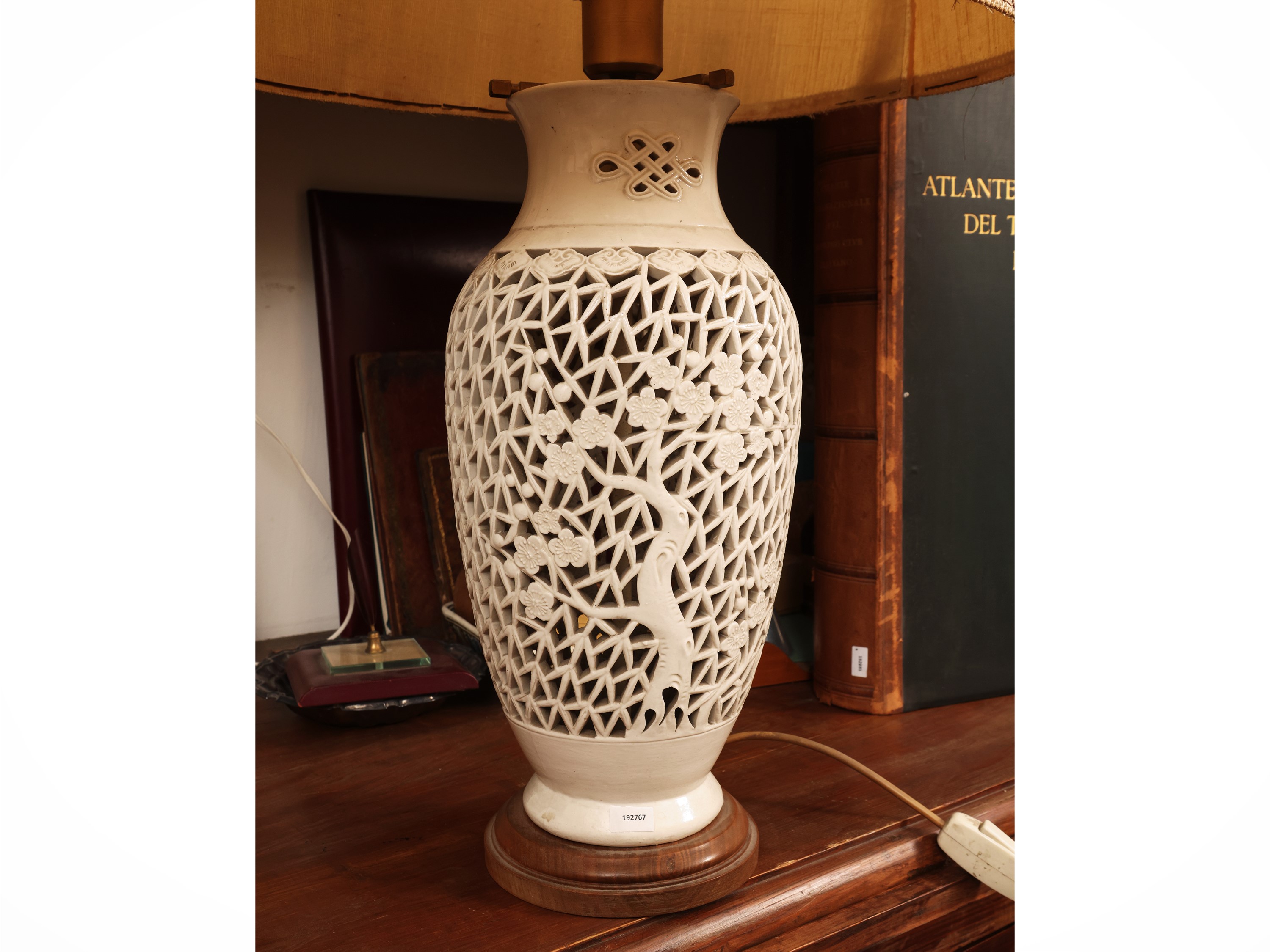 Cina, Vaso in porcellana traforato decorato con albero e fiori di ciliegio, montato a lume (XX se...
