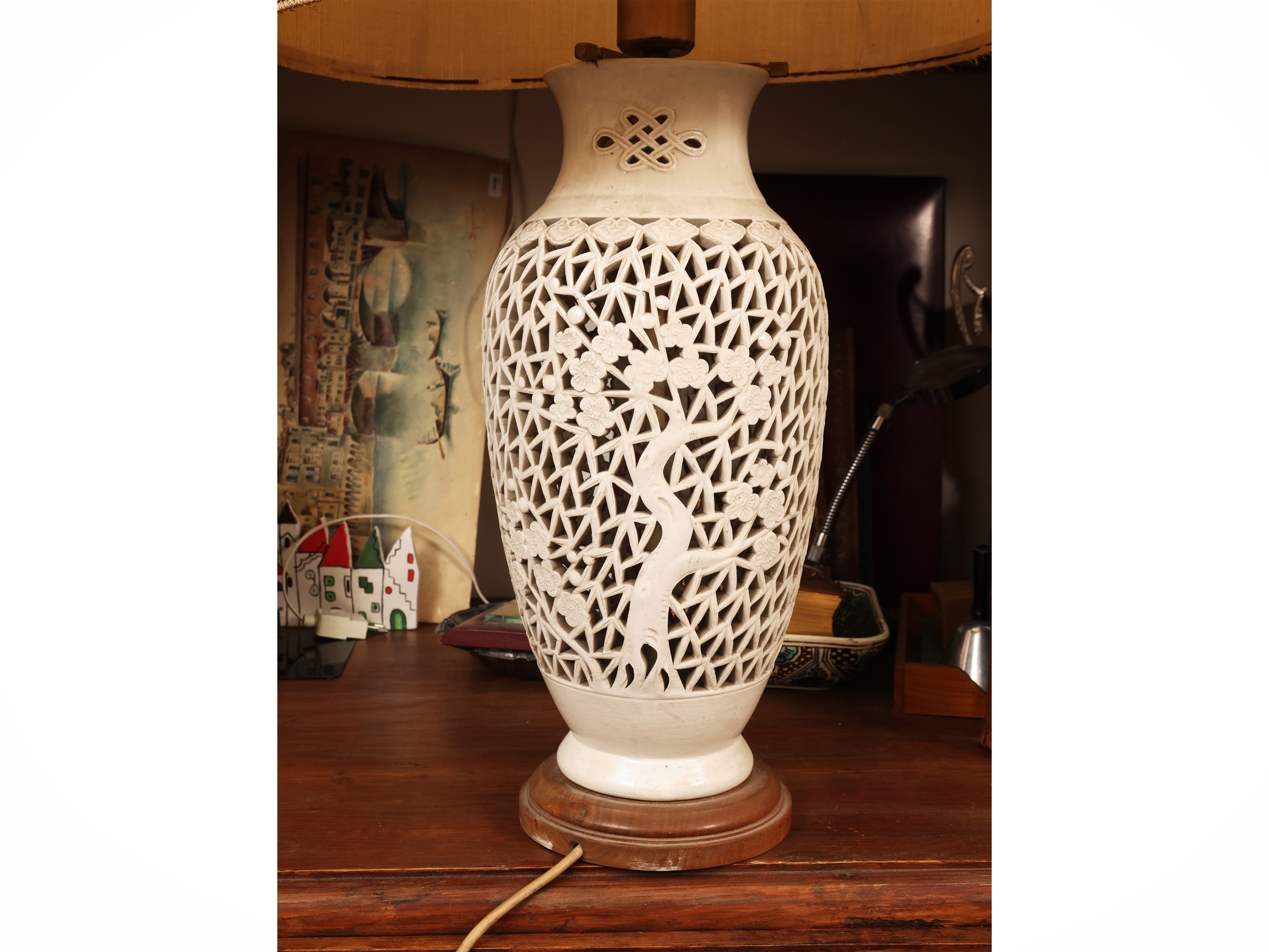 Cina, Vaso in porcellana traforato decorato con albero e fiori di ciliegio, montato a lume (XX se...