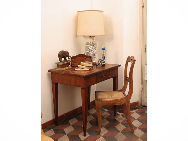 Piccolo scrittoio impiallacciato in noce ed altre essenze