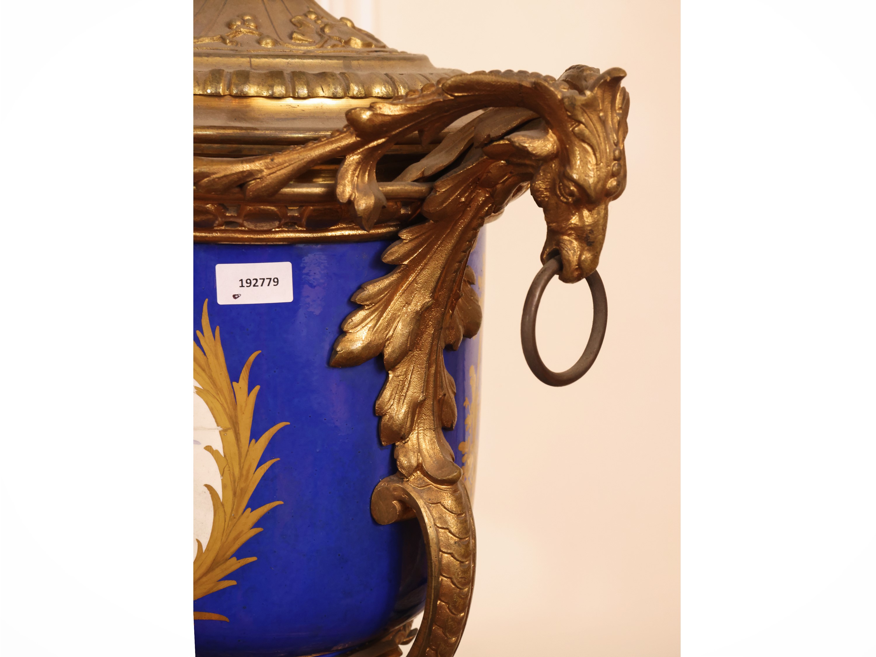 XIX secolo, grande lume ad olio in porcellana e bronzo dorato