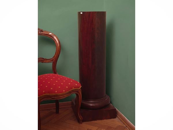 Poreta column sculptures veneered in mahogany feather