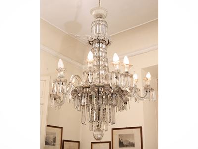Lampadario in cristallo, dodici bracci portacandele con catene di perle e pendenti sfaccettati