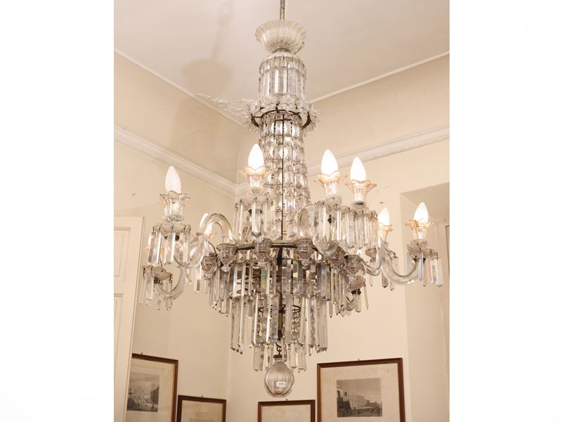 Lampadario in cristallo, dodici bracci portacandele con catene di perle e pendenti sfaccettati
