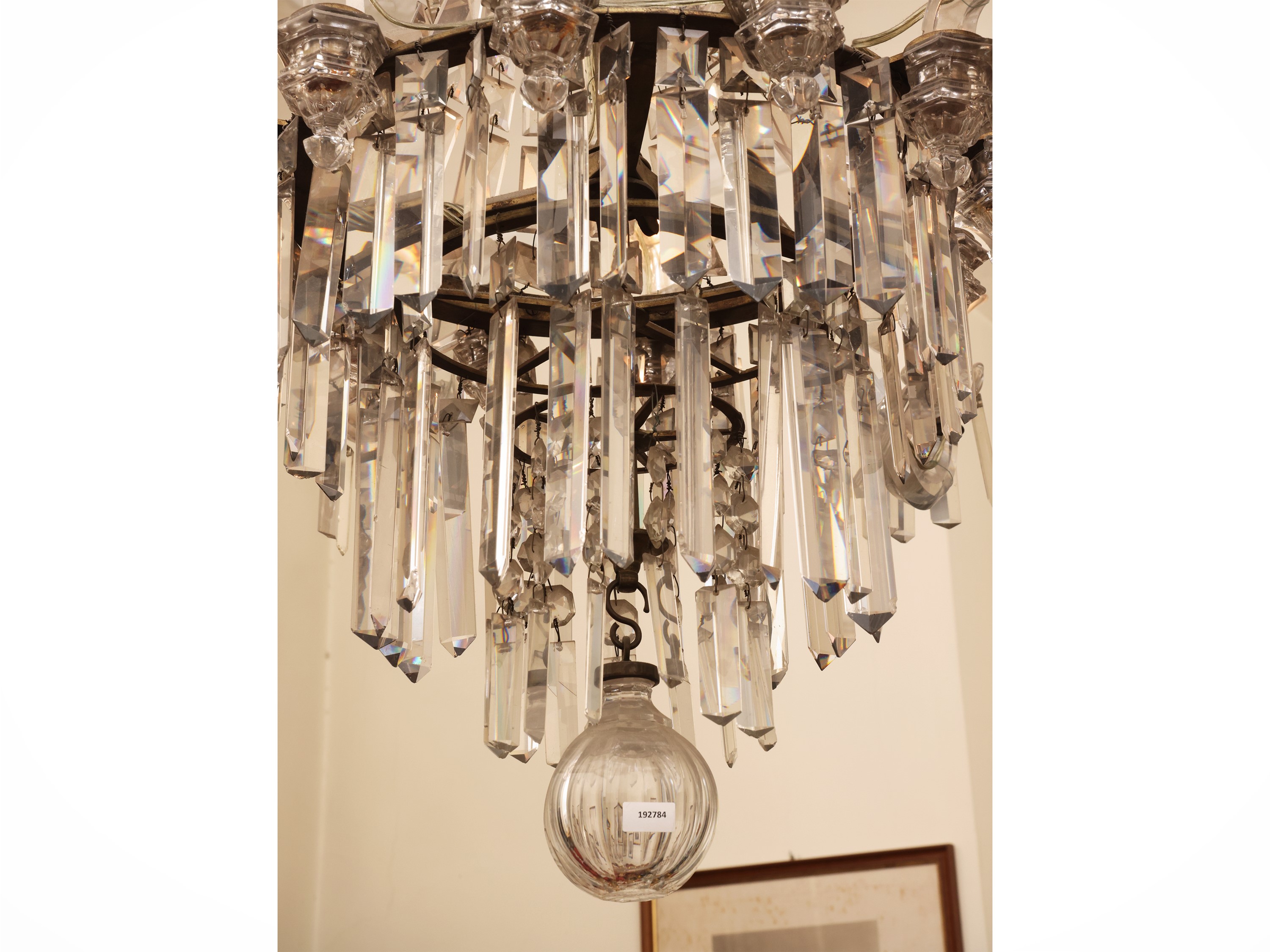 Lampadario in cristallo, dodici bracci portacandele con catene di perle e pendenti sfaccettati