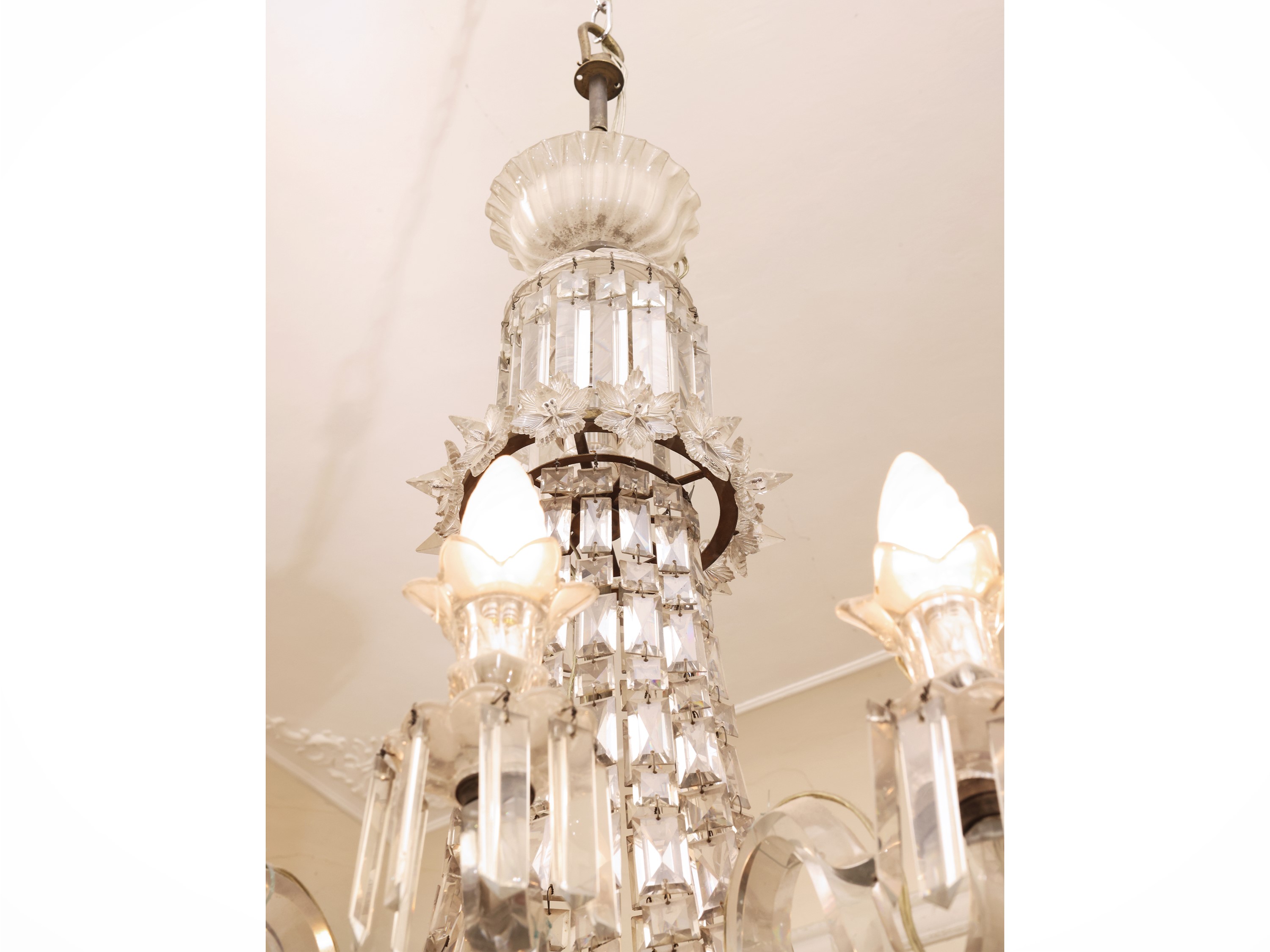 Lampadario in cristallo, dodici bracci portacandele con catene di perle e pendenti sfaccettati