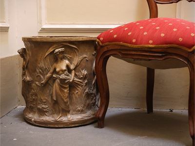 Vaso a cilindro in terracotta istoriato con figure neoclassiche, altezza 41 cm