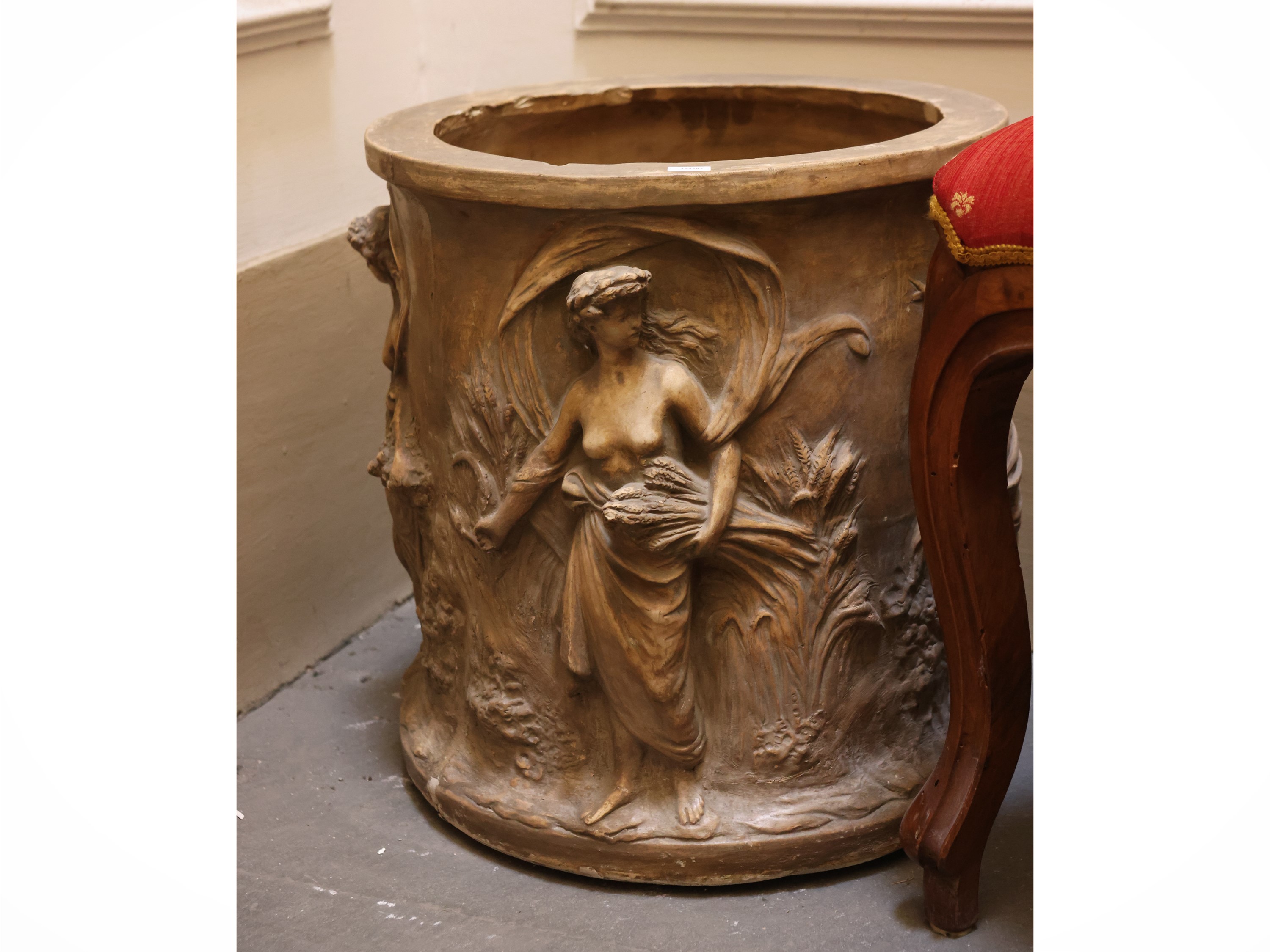 Vaso a cilindro in terracotta istoriato con figure neoclassiche, altezza 41 cm