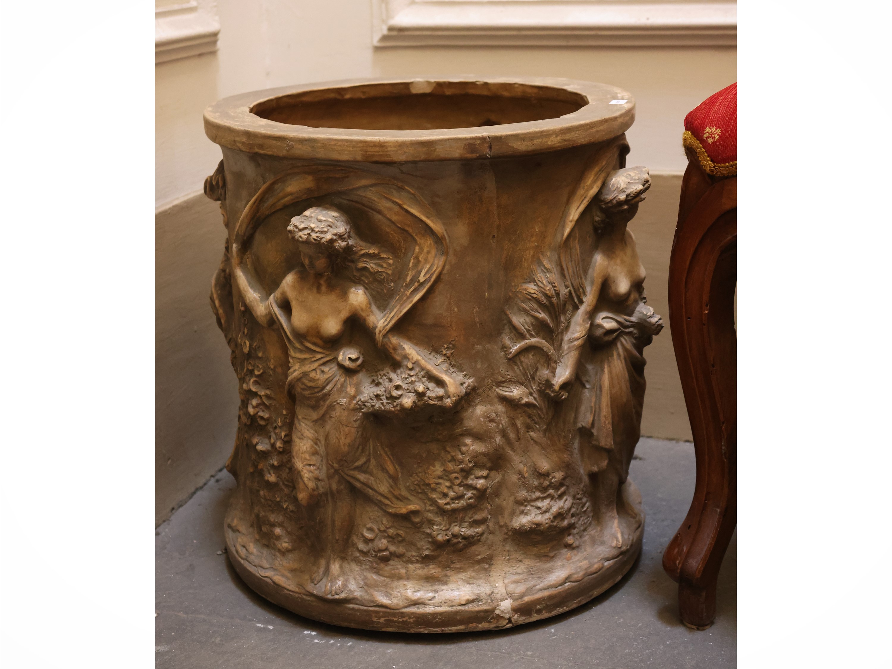 Vaso a cilindro in terracotta istoriato con figure neoclassiche, altezza 41 cm