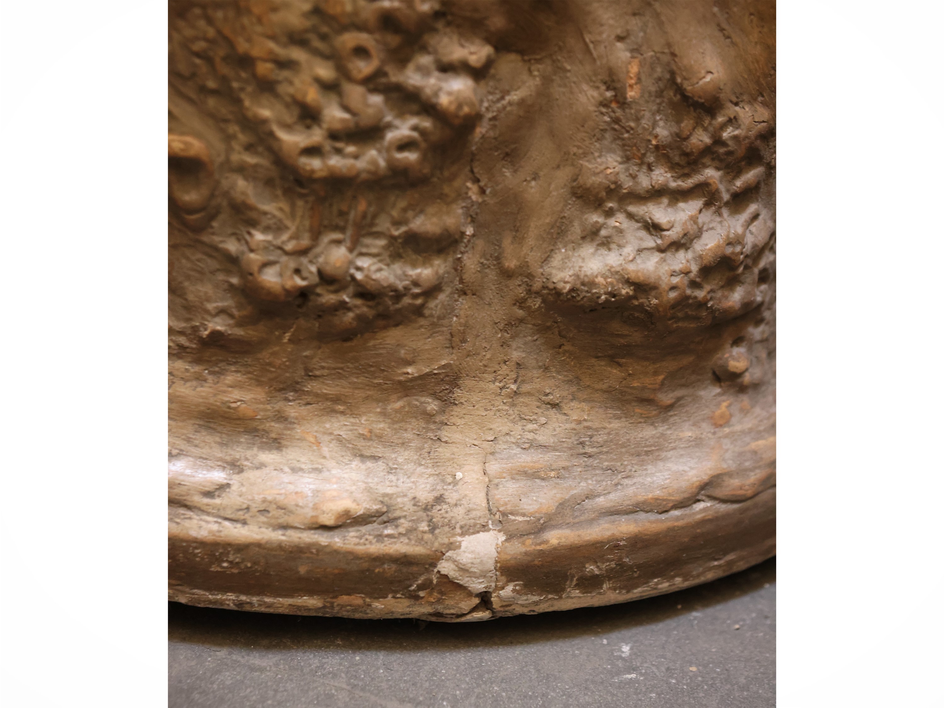 Vaso a cilindro in terracotta istoriato con figure neoclassiche, altezza 41 cm