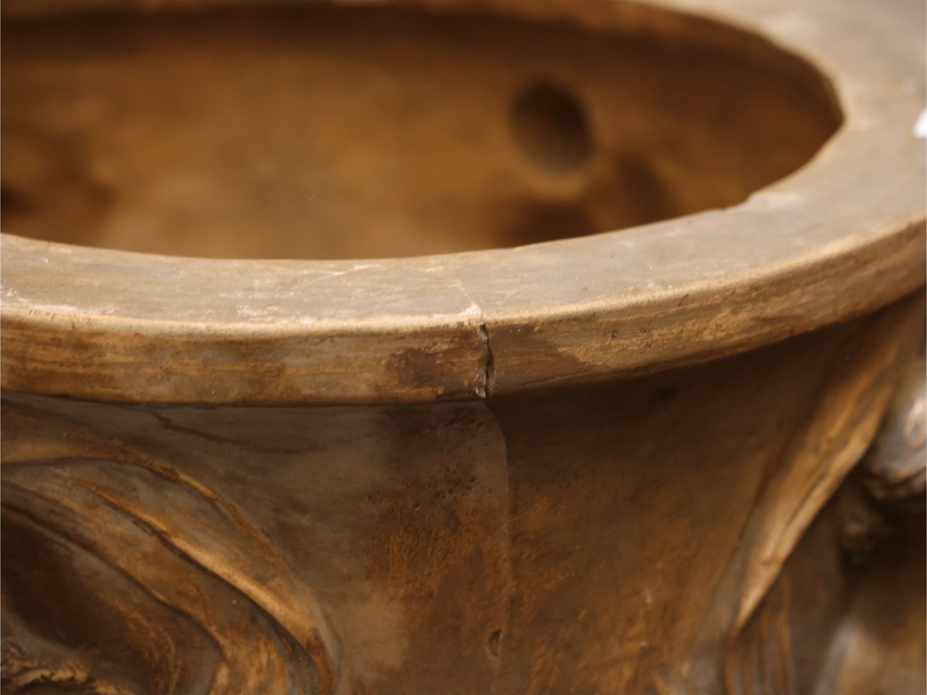 Vaso a cilindro in terracotta istoriato con figure neoclassiche, altezza 41 cm