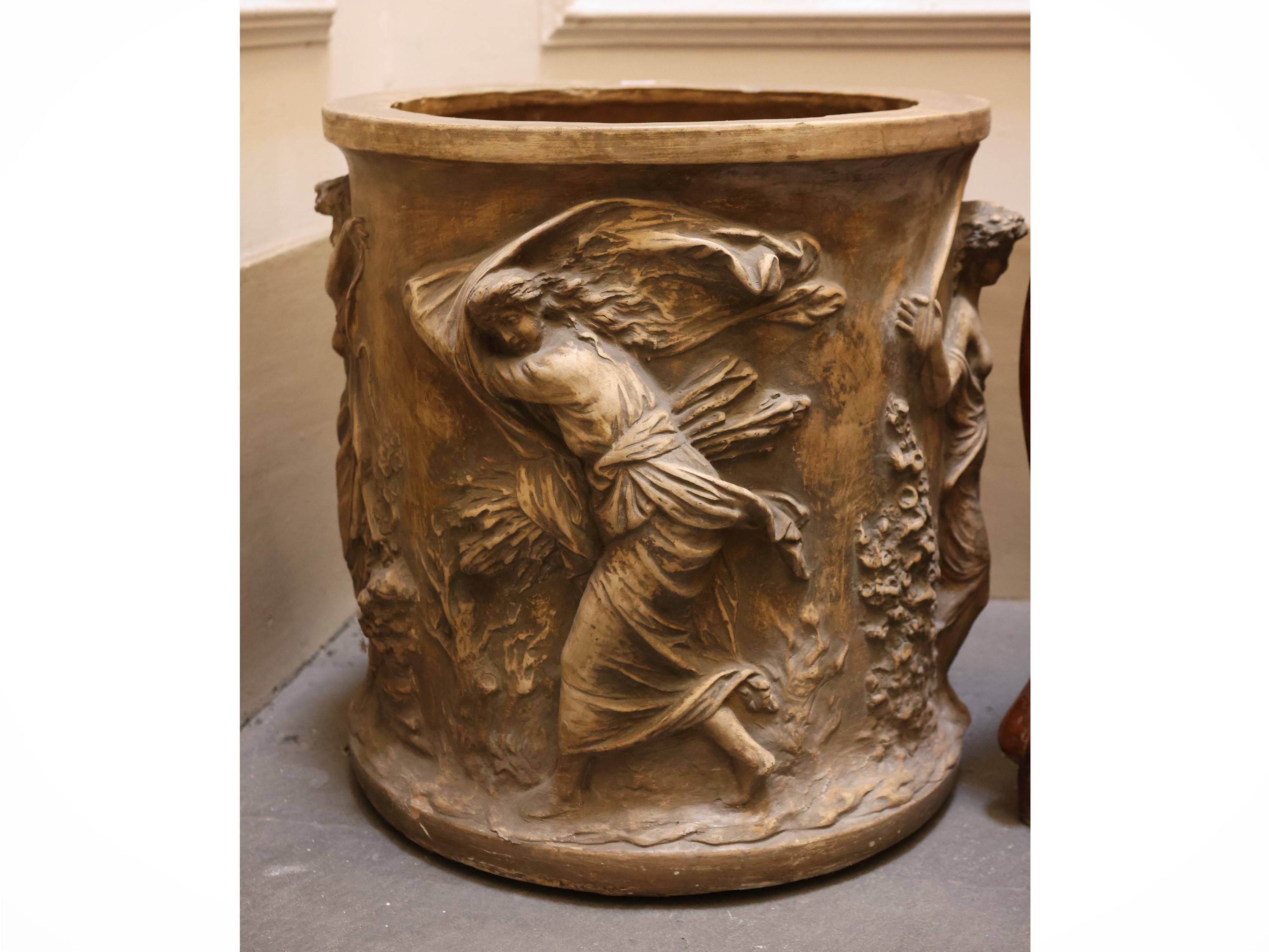 Vaso a cilindro in terracotta istoriato con figure neoclassiche, altezza 41 cm