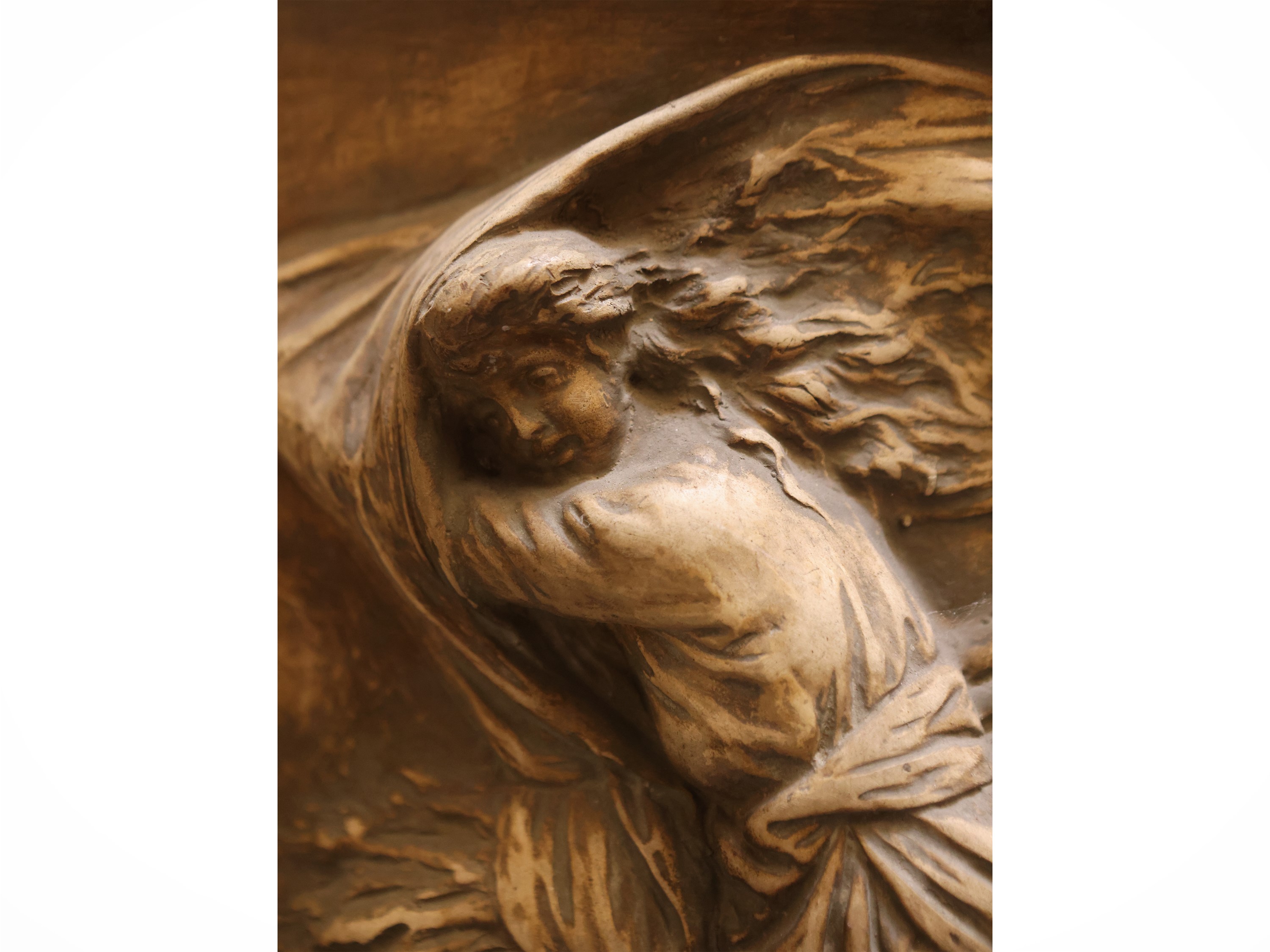 Vaso a cilindro in terracotta istoriato con figure neoclassiche, altezza 41 cm