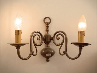 Coppia di applique a due luci, orci in terracotta smaltata e dipinta, attaccapanni a muro con bas...