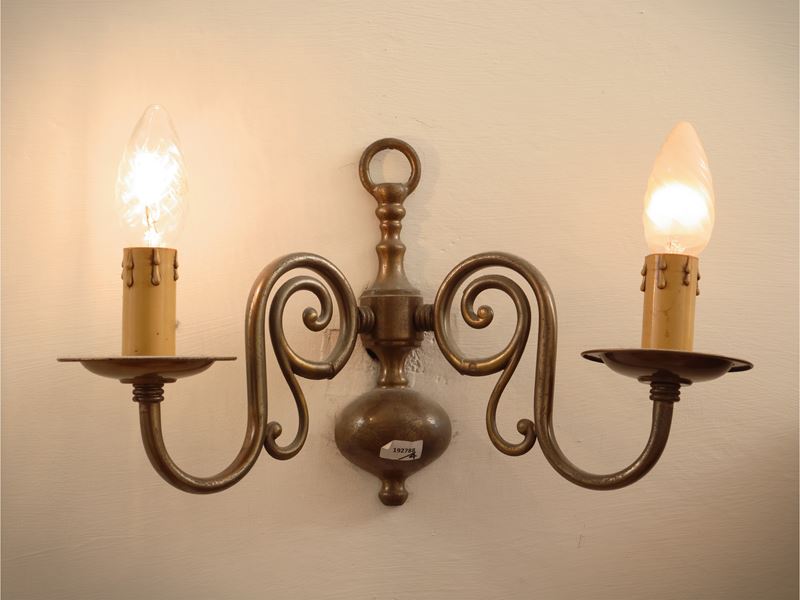 Coppia di applique a due luci, orci in terracotta smaltata e dipinta, attaccapanni a muro con bas...