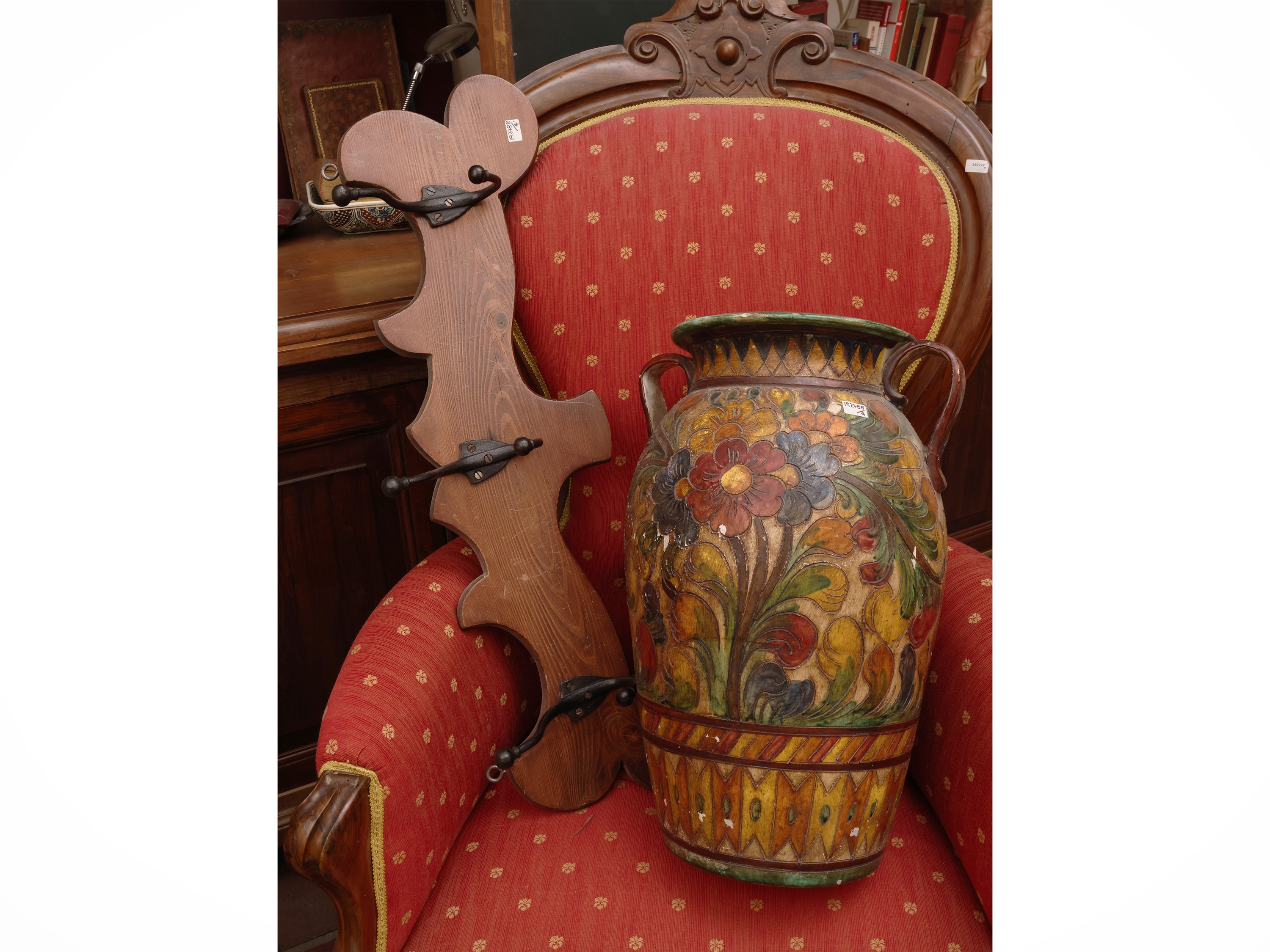 Coppia di applique a due luci, orci in terracotta smaltata e dipinta, attaccapanni a muro con bas...