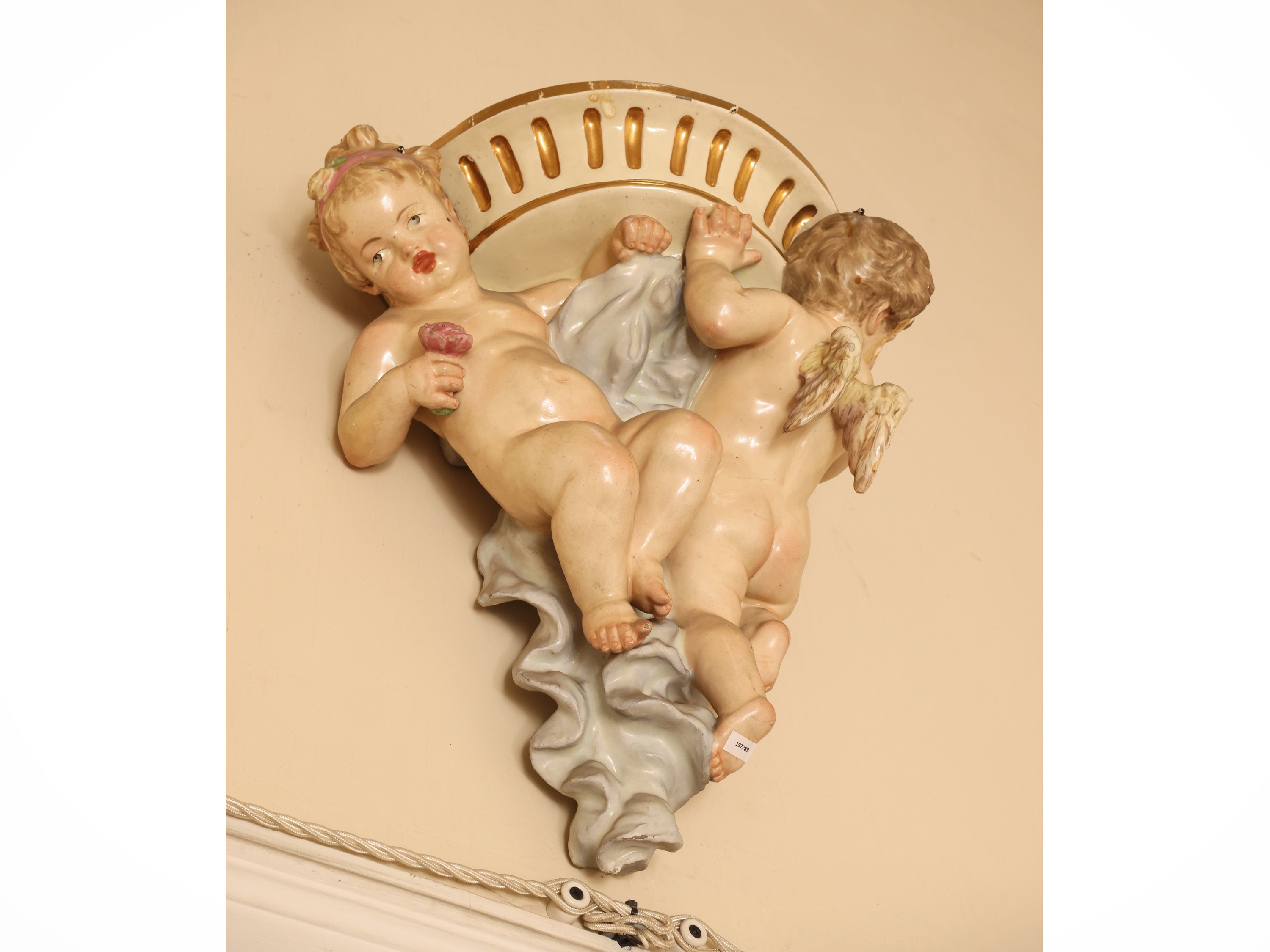 Grande mensola in ceramica policroma, piano a mezzaluna sorretto da amorini