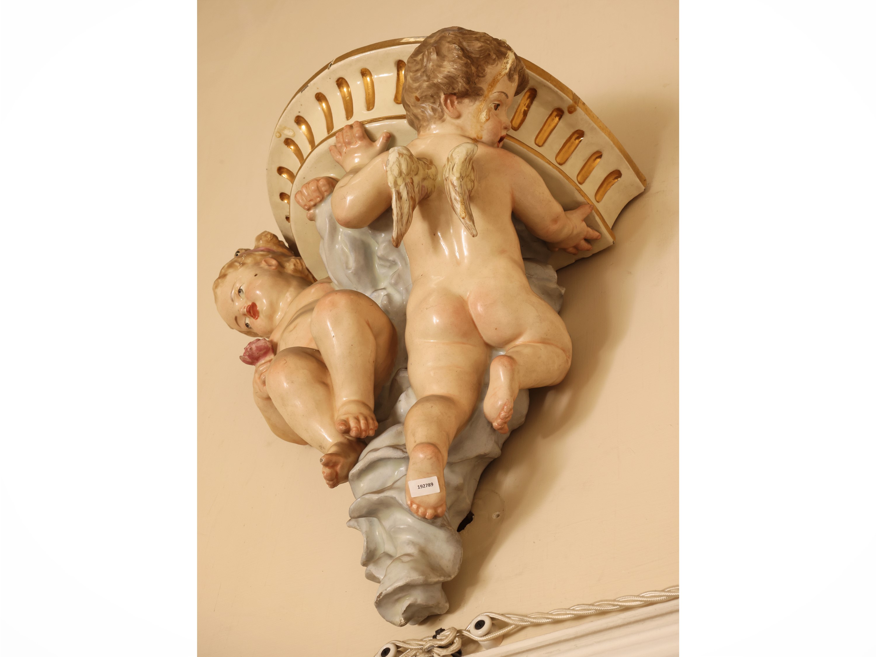 Grande mensola in ceramica policroma, piano a mezzaluna sorretto da amorini