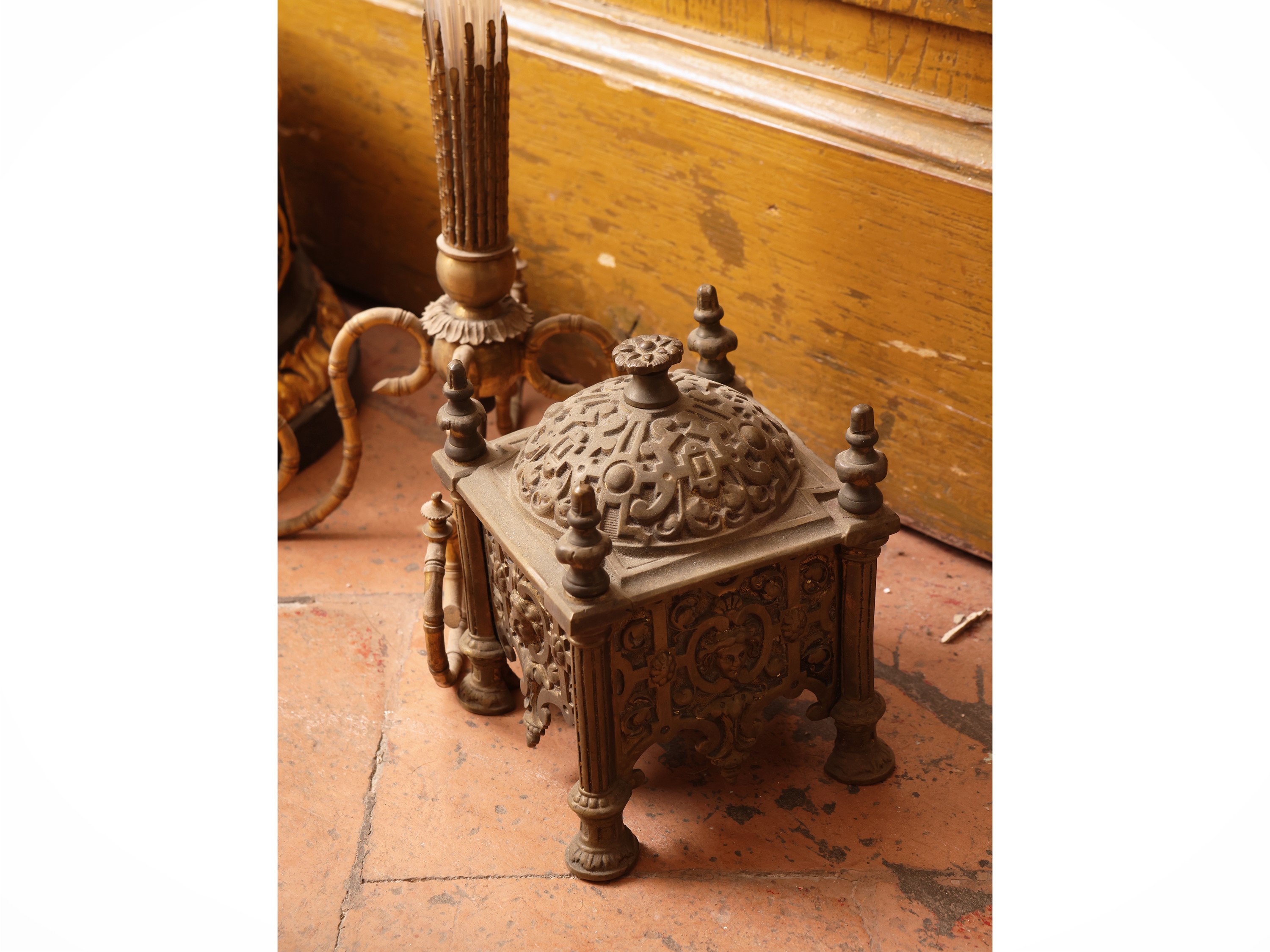 Campanello di servizio in bronzo sbalzato a grottesche, base in legno ebanizzato e vaso alto su t...