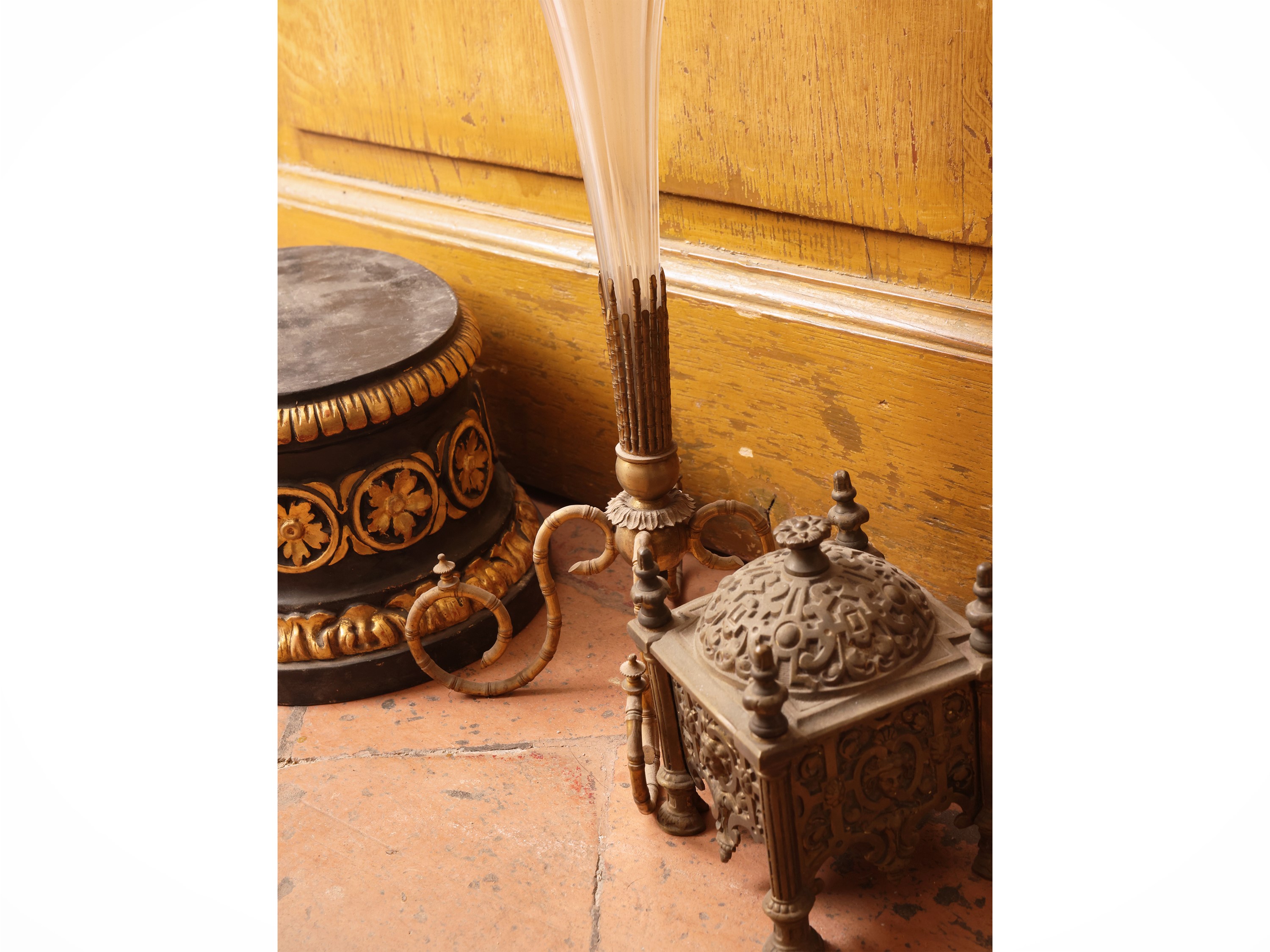 Campanello di servizio in bronzo sbalzato a grottesche, base in legno ebanizzato e vaso alto su t...