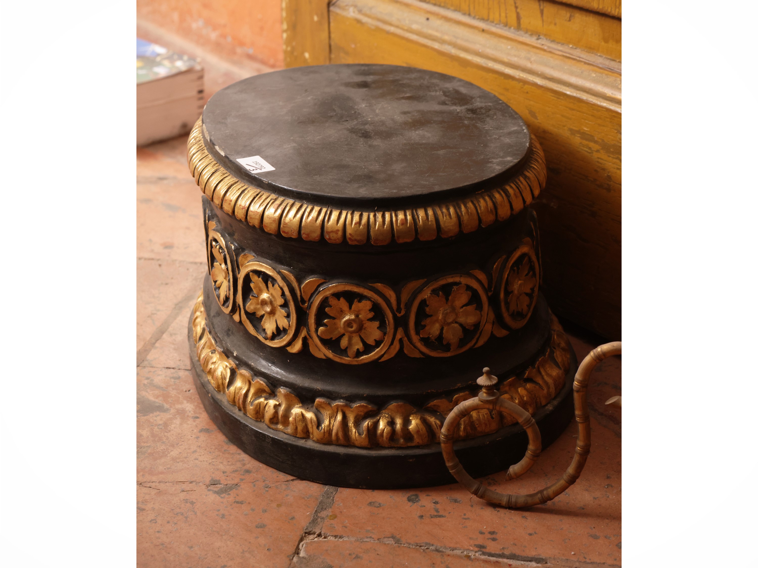 Campanello di servizio in bronzo sbalzato a grottesche, base in legno ebanizzato e vaso alto su t...