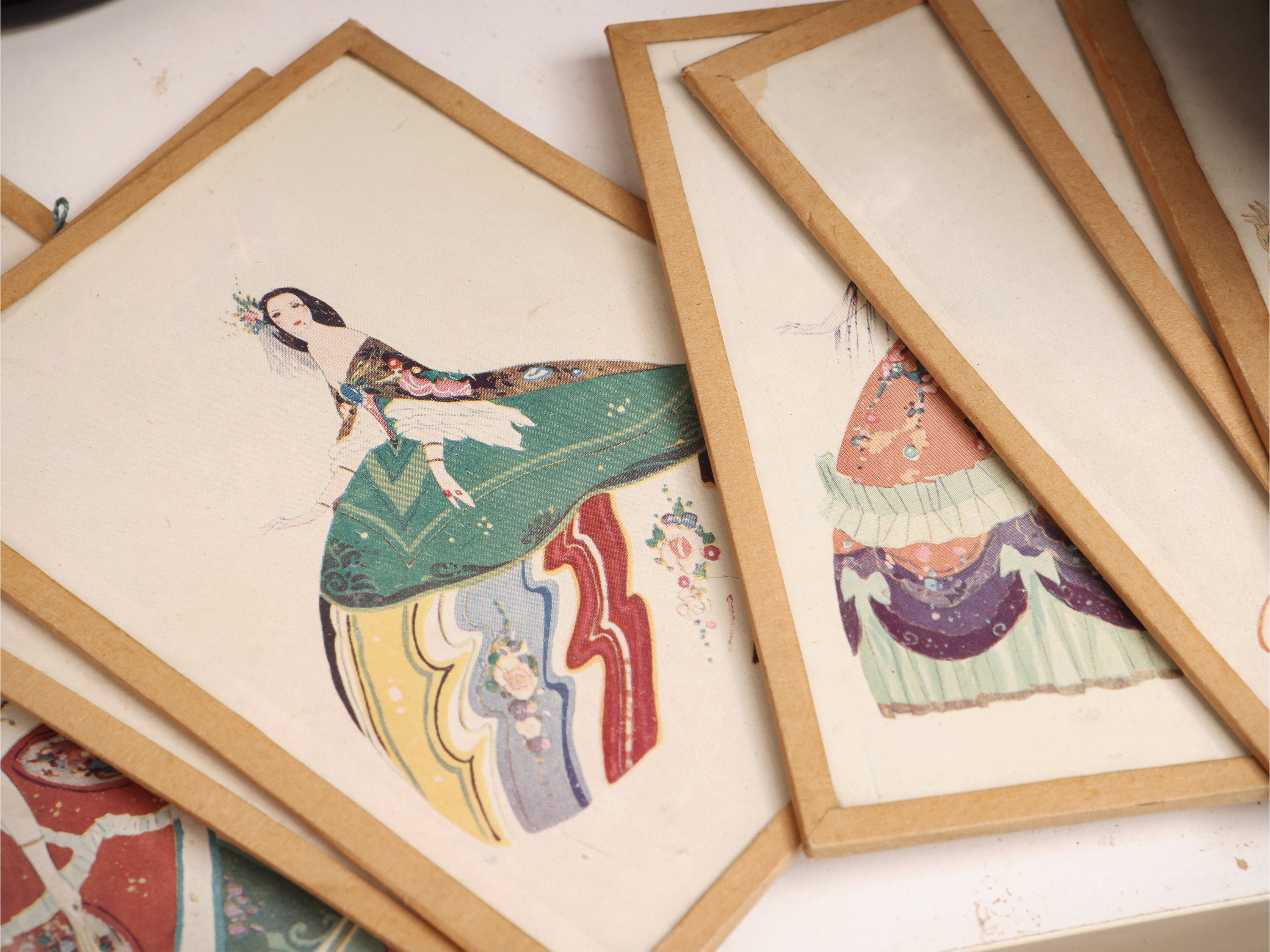 Chinoiserie, serie di disegni con personaggi, coppia di piccoli vasi in porcellana bianco-blu e s...