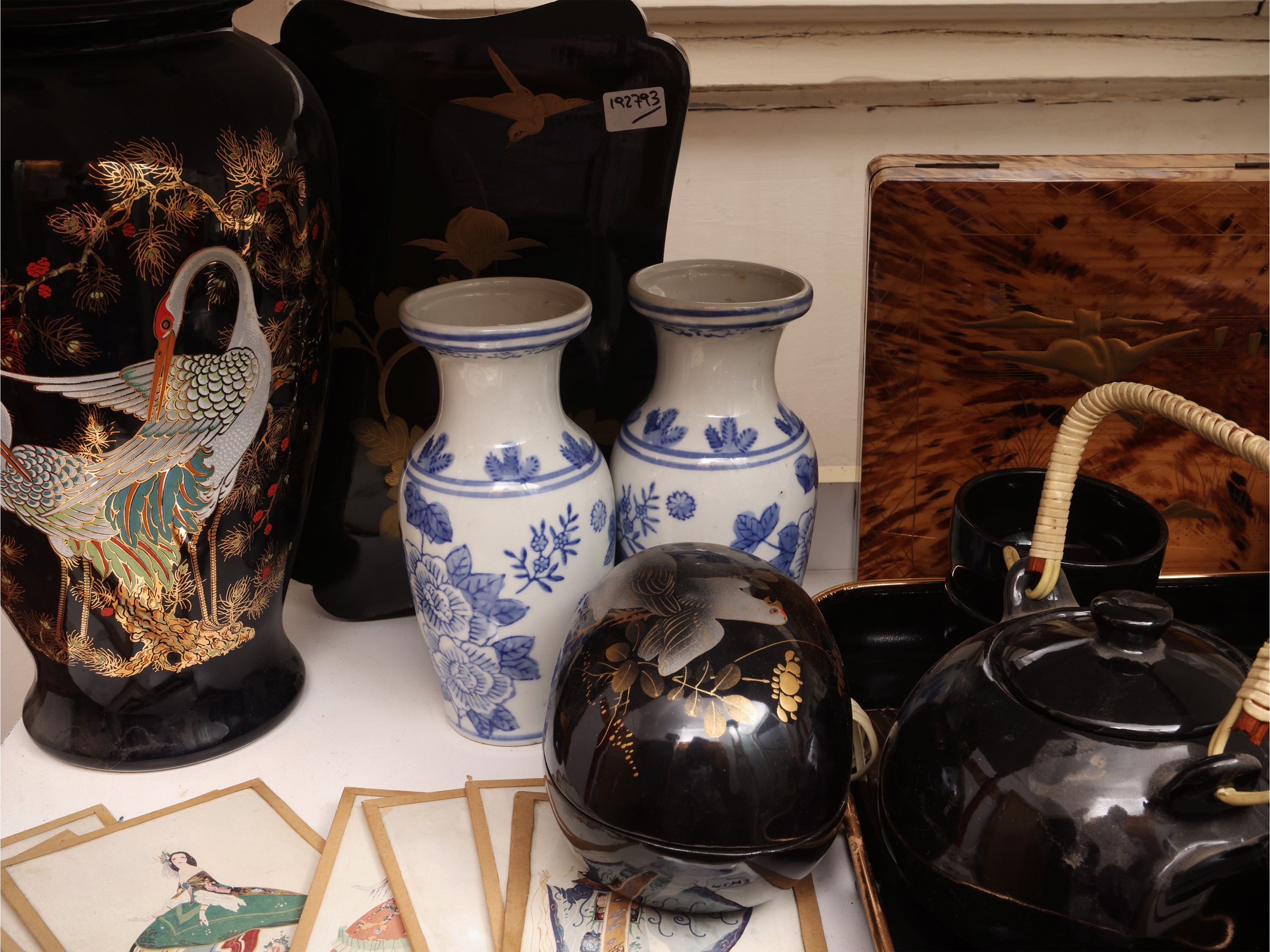 Chinoiserie, serie di disegni con personaggi, coppia di piccoli vasi in porcellana bianco-blu e s...