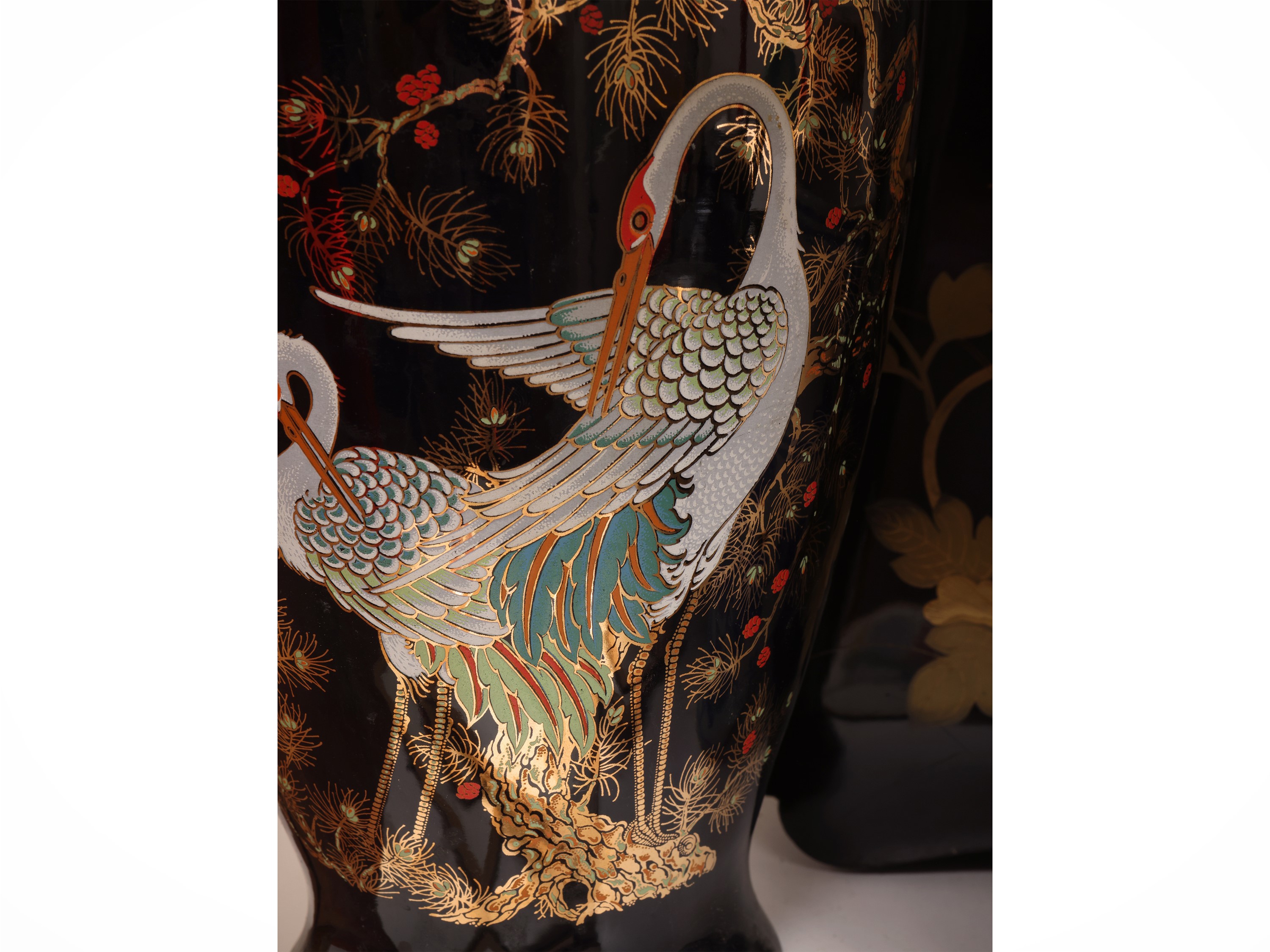 Chinoiserie, serie di disegni con personaggi, coppia di piccoli vasi in porcellana bianco-blu e s...