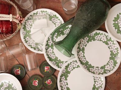 Set da tavola da giardino, piatti decorati e bicchieri con sottobicchieri
