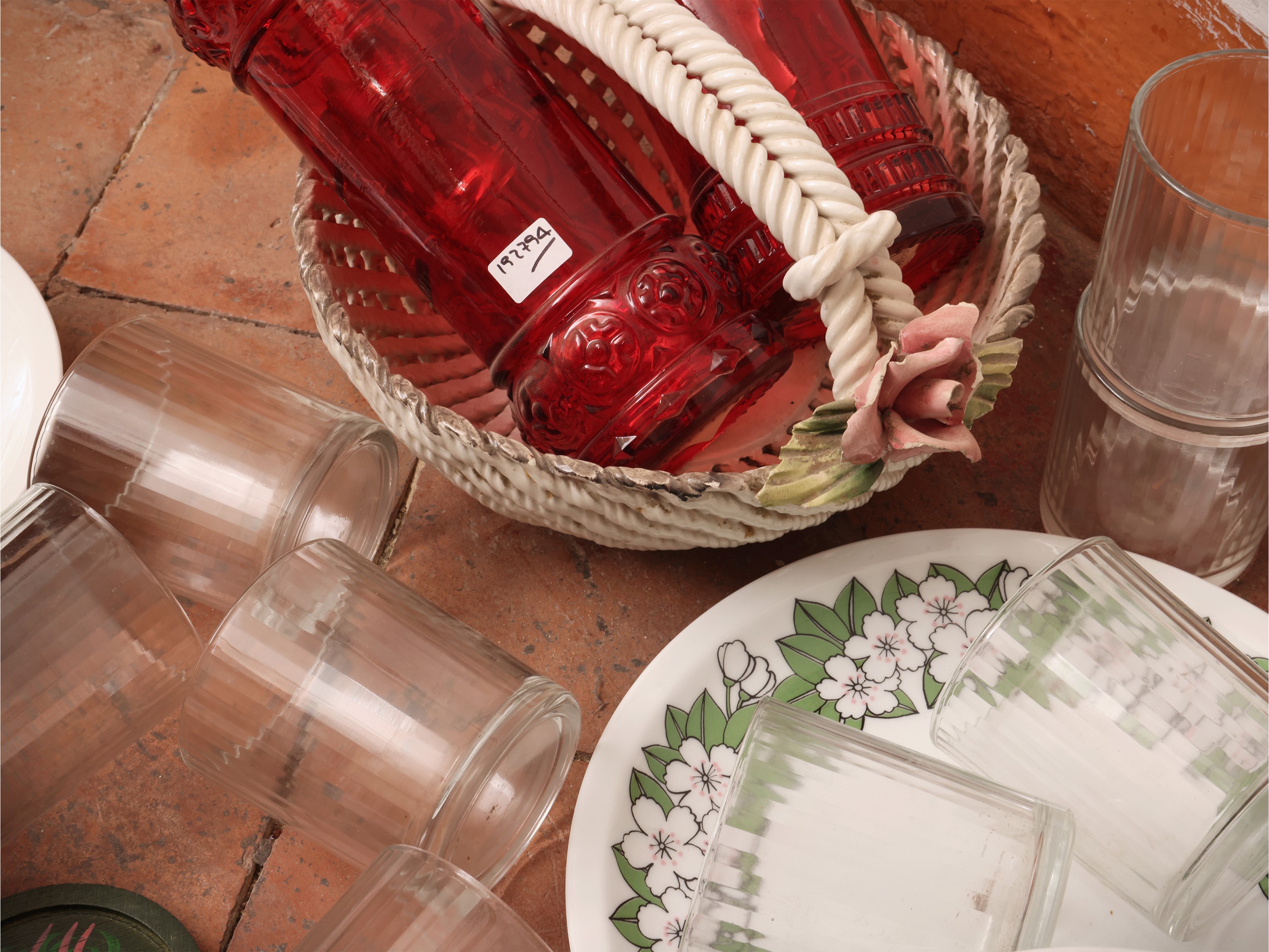 Set da tavola da giardino, piatti decorati e bicchieri con sottobicchieri