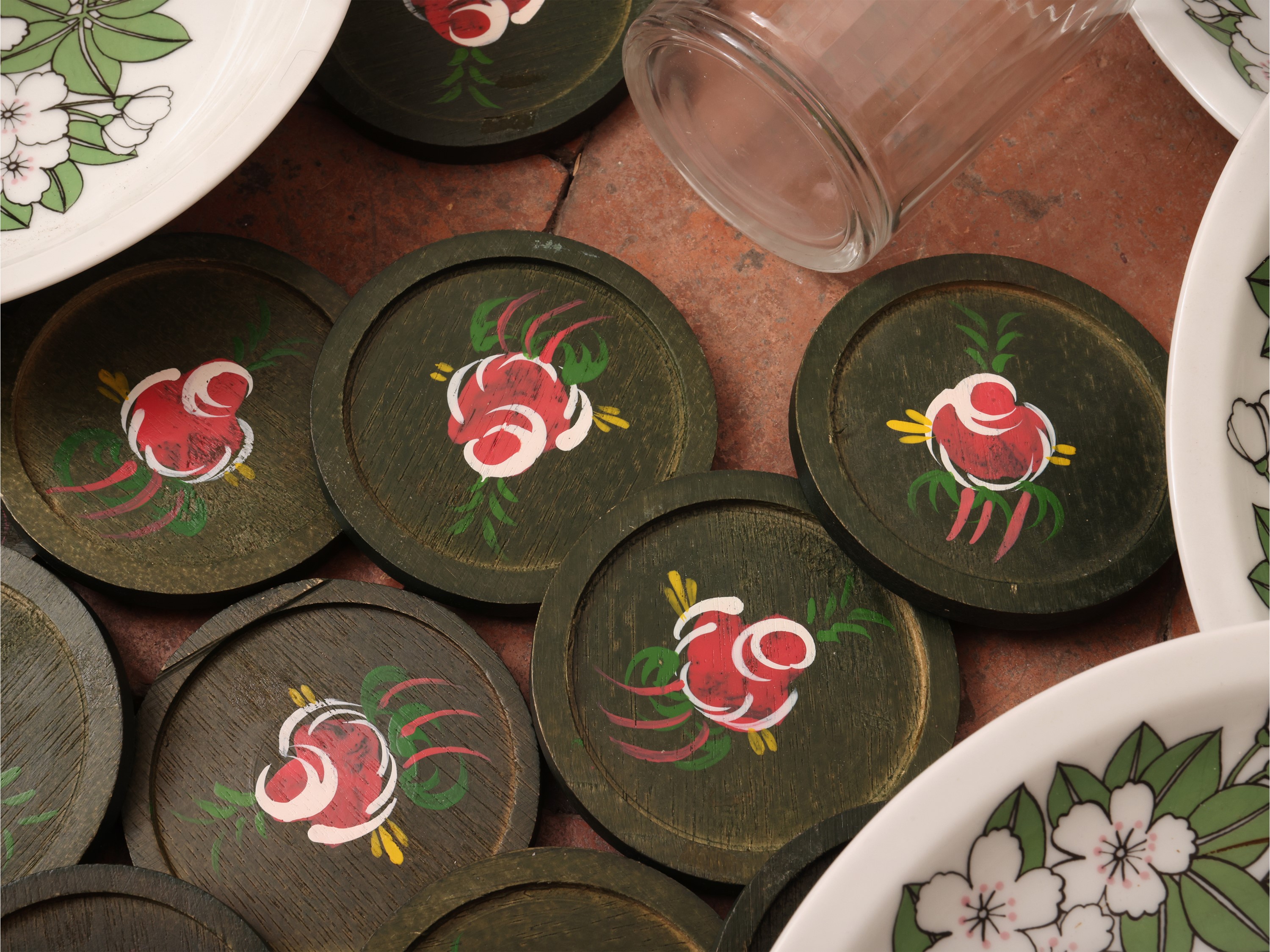 Set da tavola da giardino, piatti decorati e bicchieri con sottobicchieri
