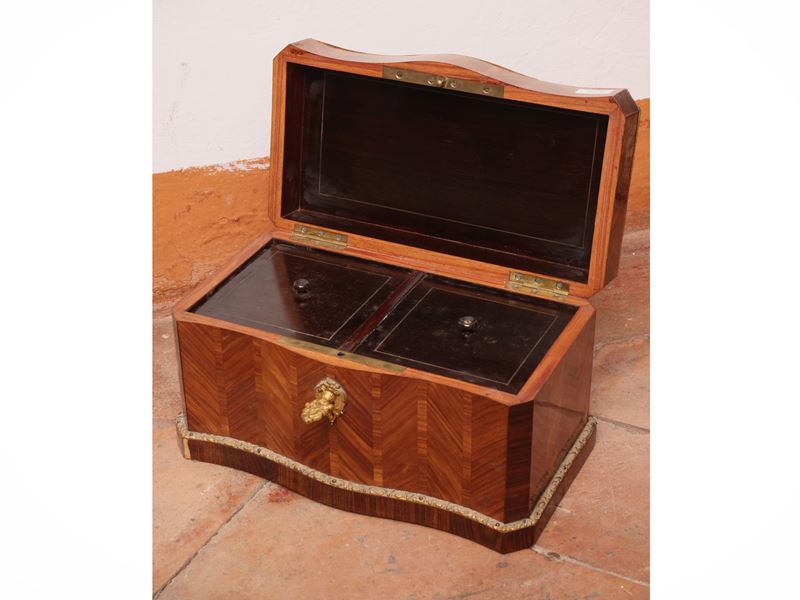 Scatola porta tè sagomata in legno di rosa con intarsi a marqueterie e inserti in ottone, fine XI...