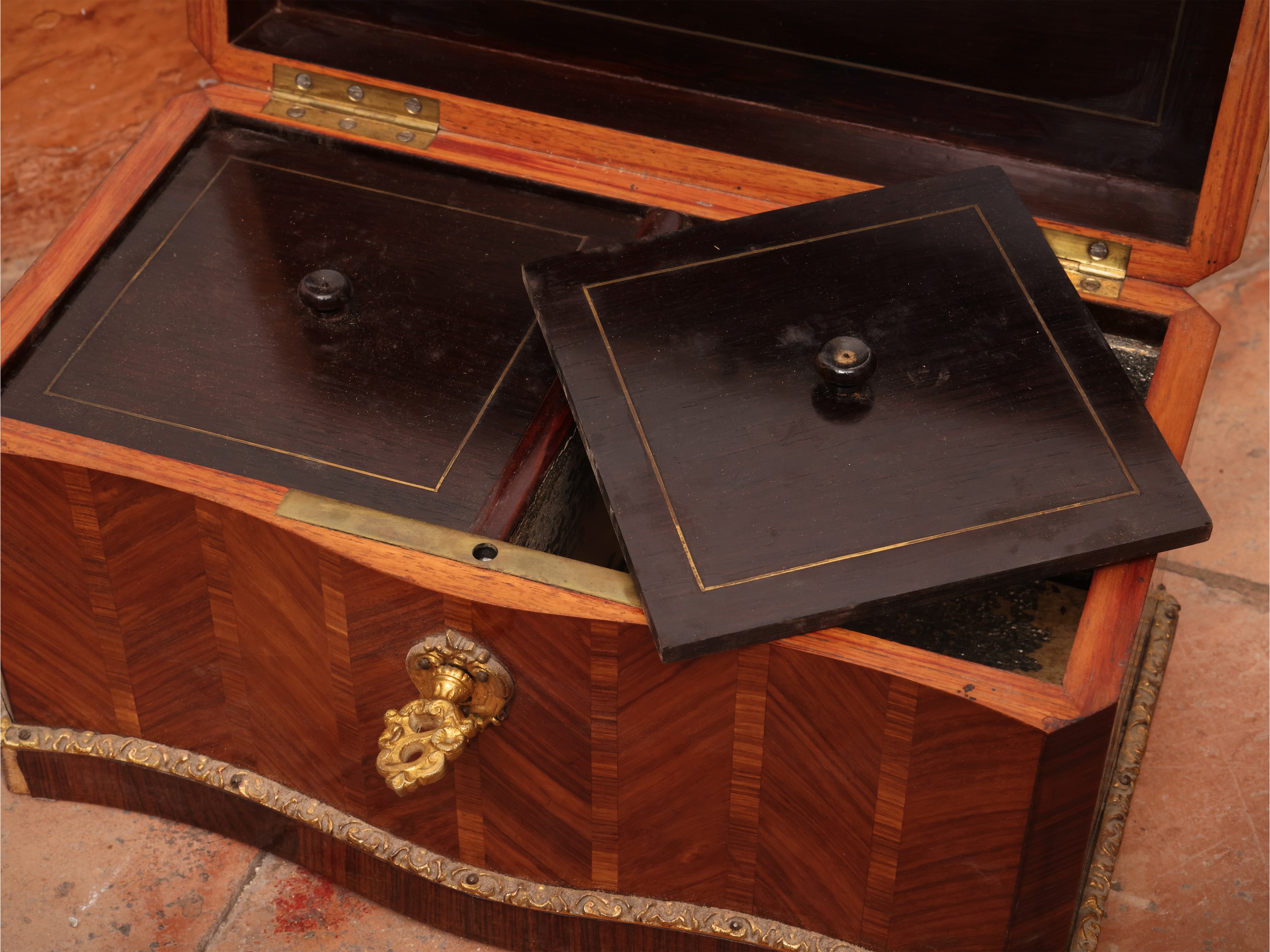 Scatola porta tè sagomata in legno di rosa con intarsi a marqueterie e inserti in ottone, fine XI...
