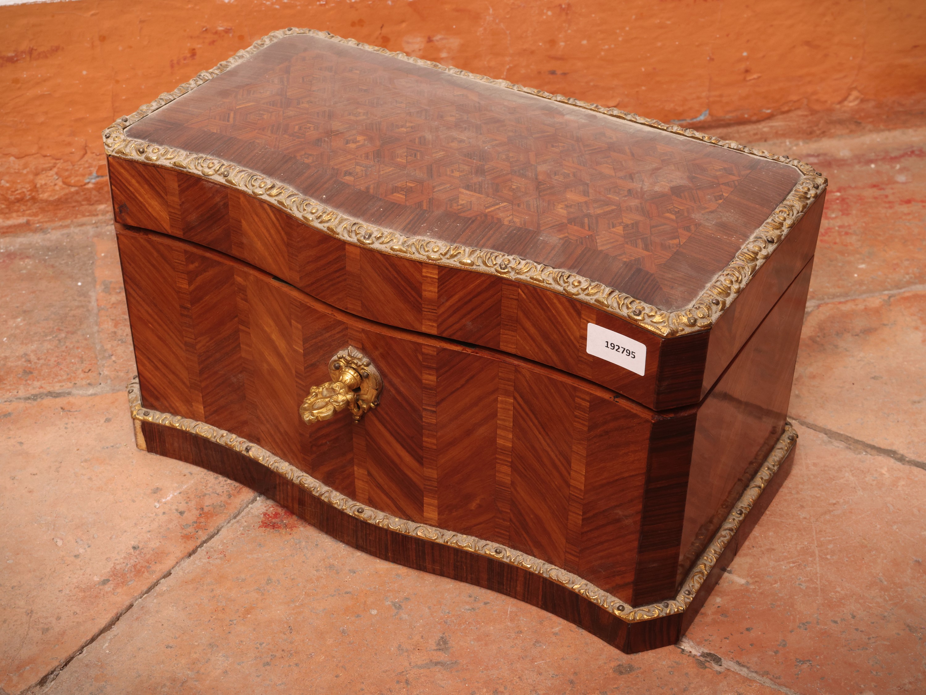Scatola porta tè sagomata in legno di rosa con intarsi a marqueterie e inserti in ottone, fine XI...
