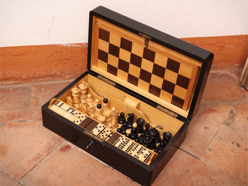 Scatola da gioco ebanizzata in legno, con accessori in legno (pedine e dadi)