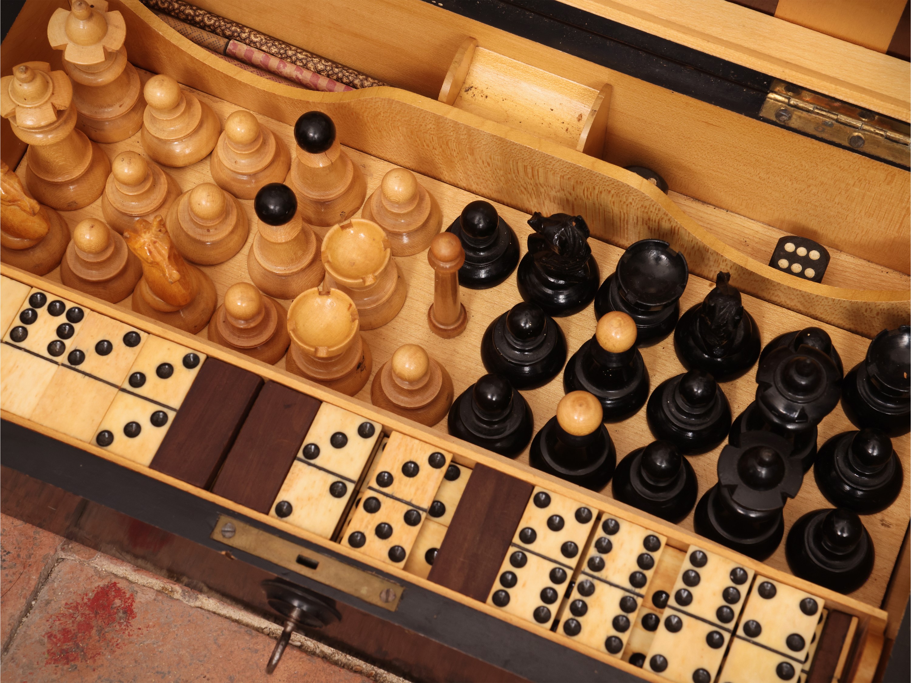 Scatola da gioco ebanizzata in legno, con accessori in legno (pedine e dadi)