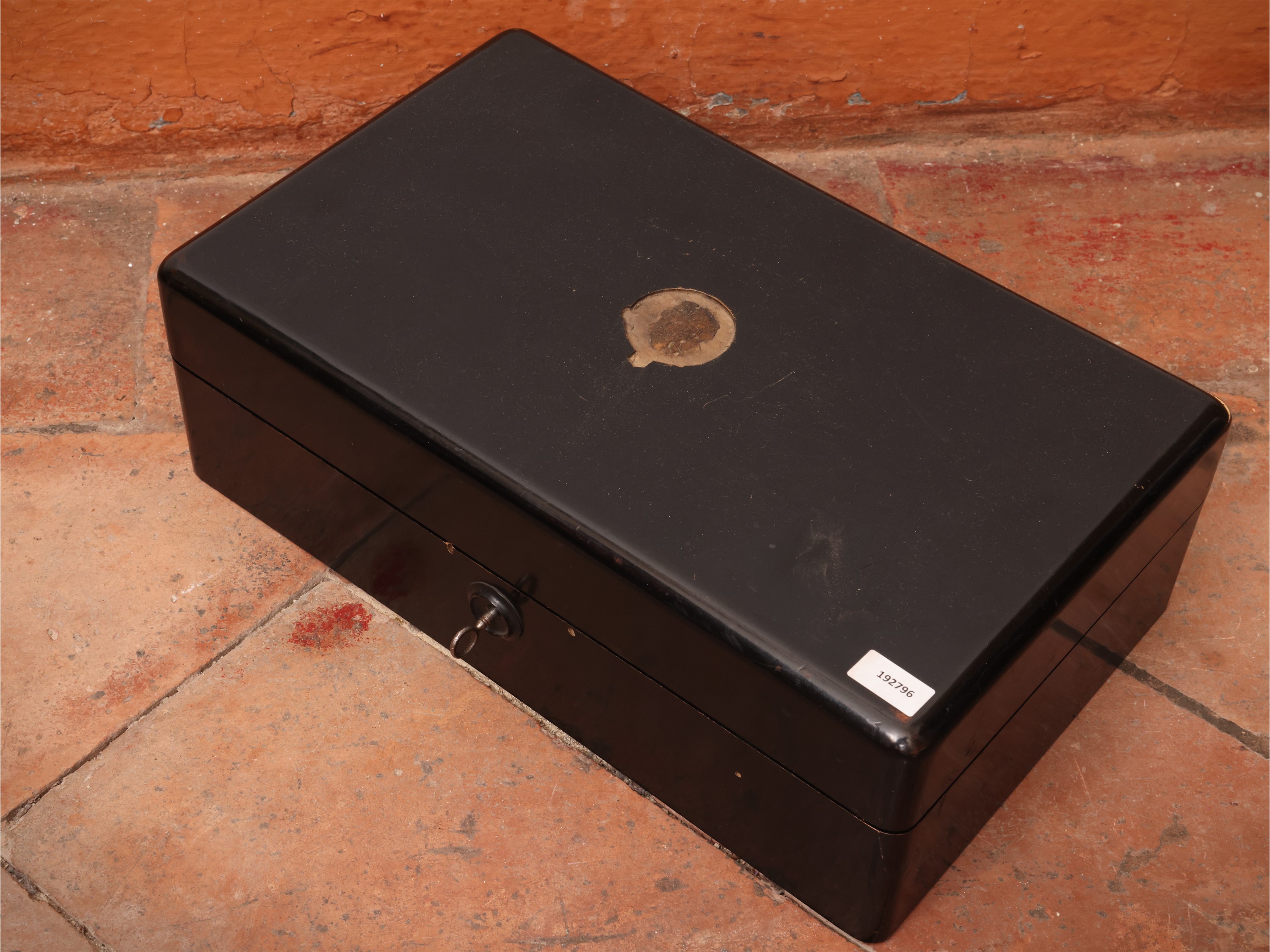 Scatola da gioco ebanizzata in legno, con accessori in legno (pedine e dadi)