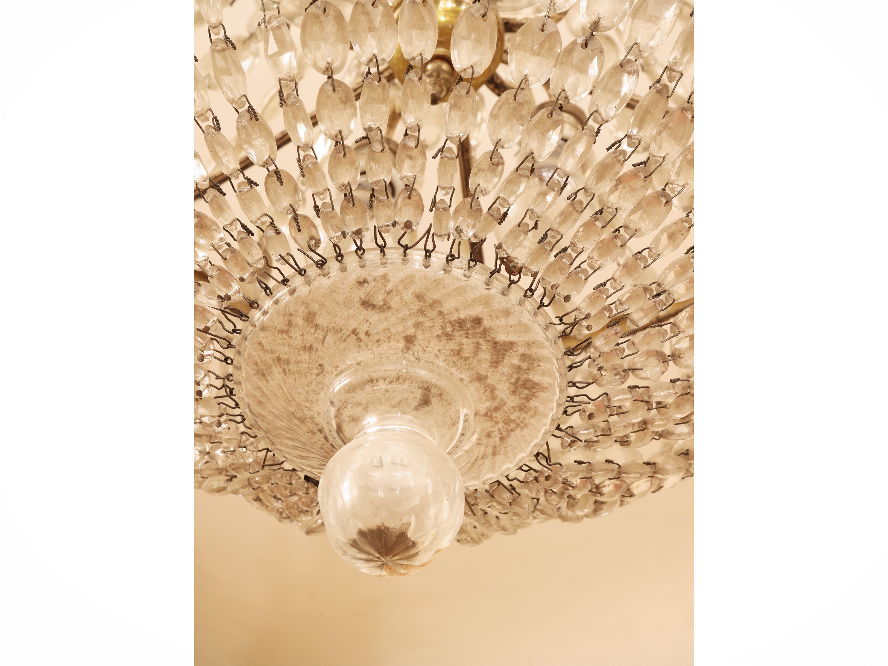 Lampadario a paniere, vetro e bronzo dorato con catene di perle sfaccettate