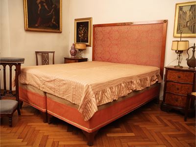 Testiera per letto matrimoniale, in ciliegio, con pannello imbottito rivestito in damasco rosa an...