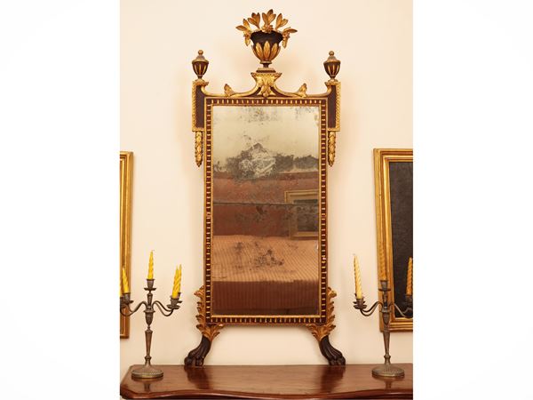 Specchiera con cornice in legno intagliato, dorato e laccato bruno