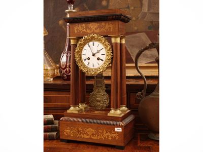 Orologio a tempietto impiallacciato in noce e legni di frutto, XIX secolo